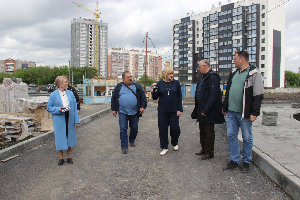 В Копейске строят новый ФОК Ведется строительство нового физкультурно-оздоровительного комплекса на улице Жданова. Глава города подчеркнула, что существующий ФОК на улице Борьбы показывает высокую востребованность, поэтому к новому объекту предъявляются особые требования. Подрядчик уже приступил к монтажу, основной задачей является возведение коробки здания до конца года. Плановые сроки сдачи ФОК — ноябрь 2026 года, однако администрация города ведет работу с подрядчиком о возможности досрочного завершения строительства к сентябрю следующего года. Важно отметить, что строительство ФОК осуществляется в рамках государственной программы Челябинской области «Развитие физической культуры и спорта в Челябинской области». Реклама Erid: 2W5zFHLxZfW