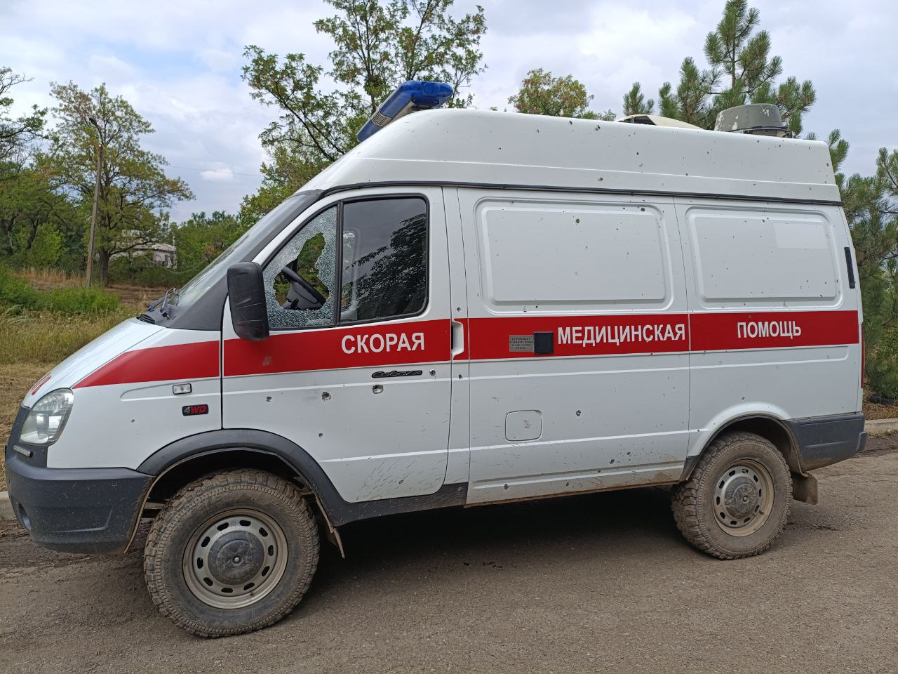 ВСУ ударили по скорой с пациентом в с. Троицкое под Попасной.  Ранены водитель и двое фельдшеров. Дрон атаковал машину, которая ехала на госпитализацию с 62-летней женщиной.  Пациентка, которую везли с острым нарушением мозгового кровообращения, и сопровождающая её дочь — не пострадали.  Несмотря на повреждения машины и ранения, бригада смогла доехать до больницы в Стаханове, где всем оказали необходимую помощь.