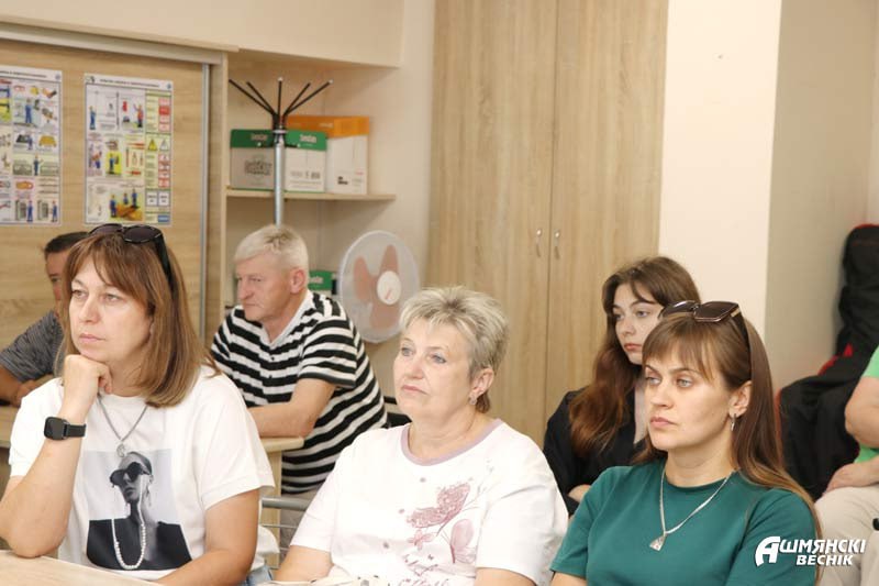 Председатель Гродненской областной организации Белорусского профсоюза работников жилищно-коммунального хозяйства и сферы обслуживания Андрей Кардаш встретился с коллективом Ошмянского РУП ЖКХ. Во встрече приняла участие заместитель прокурора Ошмянского района Светлана Малец.  Разговор с работниками предприятия состоялся на важную тему, которая актуальна для каждого гражданина нашей страны – сохранение исторической памяти белорусского народа в контексте событий Великой Отечественной войны.