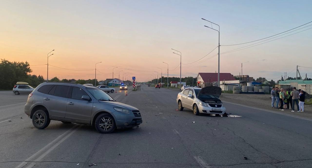 Прокуратура Омского района взяла на контроль ход проверки по факту массового ДТП   Предварительно установлено, что в вечернее время 17 июля на 19-м км трассы со стороны с. Одесское в направлении г. Омска водитель автомобиля «Тойота Королла» не предоставил преимущество в движении и допустил столкновение с автомобилем «Хендай Санта Фе». После чего «Хендай» столкнулся с автомобилем «Сузуки СХ 4».  В результате аварии медицинская помощь потребовалась 6 участникам происшествия, в том числе двум несовершеннолетним пассажирам.  Причины случившегося, а также степень вины каждого из участников ДТП будут установлены в ходе проверки, ход которой прокуратура поставила на контроль.