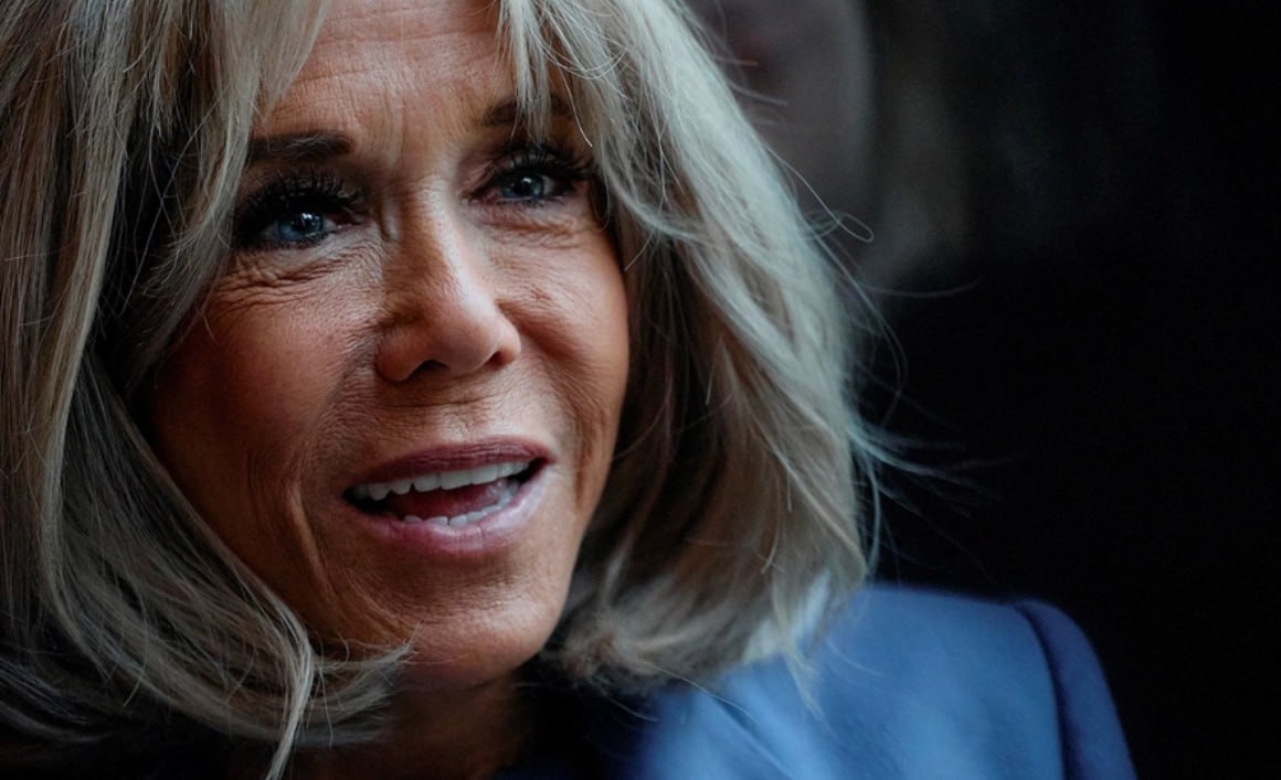 Парижский суд признал десять человек виновными в онлайн травле первой леди Франции Брижит Макрон передает Reuters Они обвинялись в распространение ложных утверждений о том что Брижит Макрон является мужчиной который сменил пол или в приравнивании разницы в возрасте между ней и мужем к педофилии Один человек был приговорен к шести месяцам тюремного заключения другие получили условные сроки до восьми месяцев Также были назначены штрафы и обязательные курсы по предотвращению кибертравли Пятерым осужденным запретили пользоваться соцсетью в которой они размещали оскорбительные сообщения Решение вынесено в рамках судебного процесса по делу о клевете против блогера Кэндис Оуэнс Активистка утверждала что Брижит родилась мужчиной Кроме того блогер говорила что супруги Макрон возможно кровные родственники Фото Benjamin Cremel Getty Images РБК в Telegram и MAX