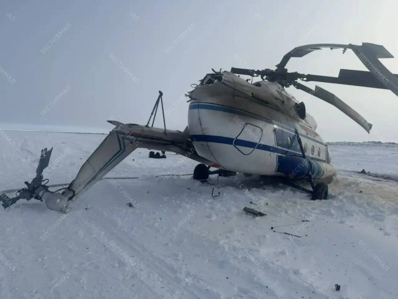 На Ямале разбился рейсовый вертолёт Ми 8 на борту было 10 человек все они выжили Вертолёт авиакомпании Ямал следовал по маршруту Салехард Панаевск Яр Сале и завалился бок в 400 метрах от вертолётной площадки в селе Панаевск Пострадал только один человек он находится под наблюдением медиков Подписывайтесь на Подъём Паблик Подъёма в ВК