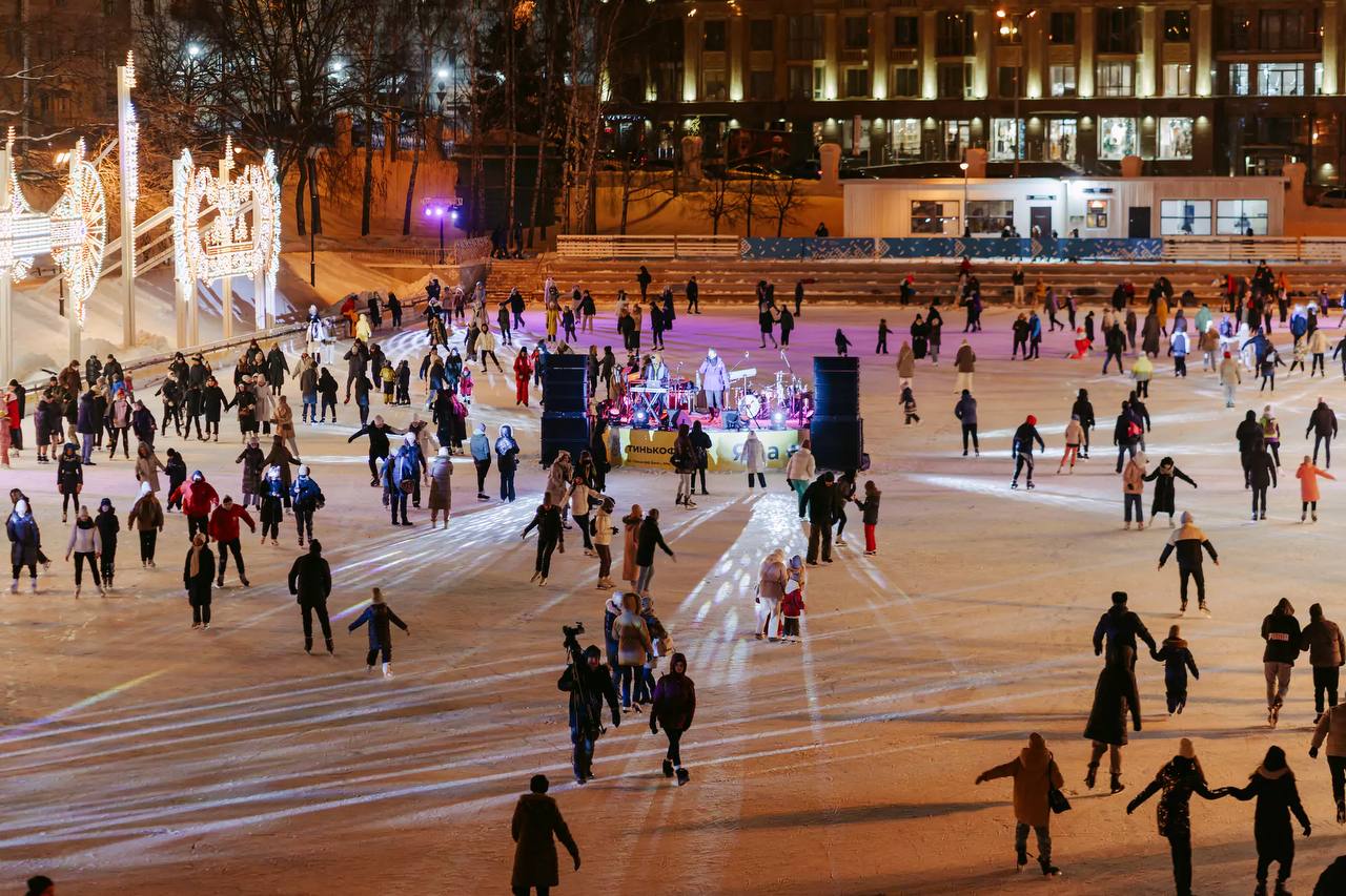 28 декабря откроется каток на Черном озере вечеринкой Бию В программе выступления подростков диджеев станция с бесплатными горячими напитками и интерактивами 28 декабря в 18 00   Для участия в активностях и получения скидки на прокат взрослых коньков нужна регистрация по ссылке Вход на каток со своими коньками бесплатный В пункте проката можно арендовать коньки помощника фигуриста и оставить вещи в камере хранения Цены на сайте парк Черное озеро Каток Куда пойти с детьми в Казани kidsafisha