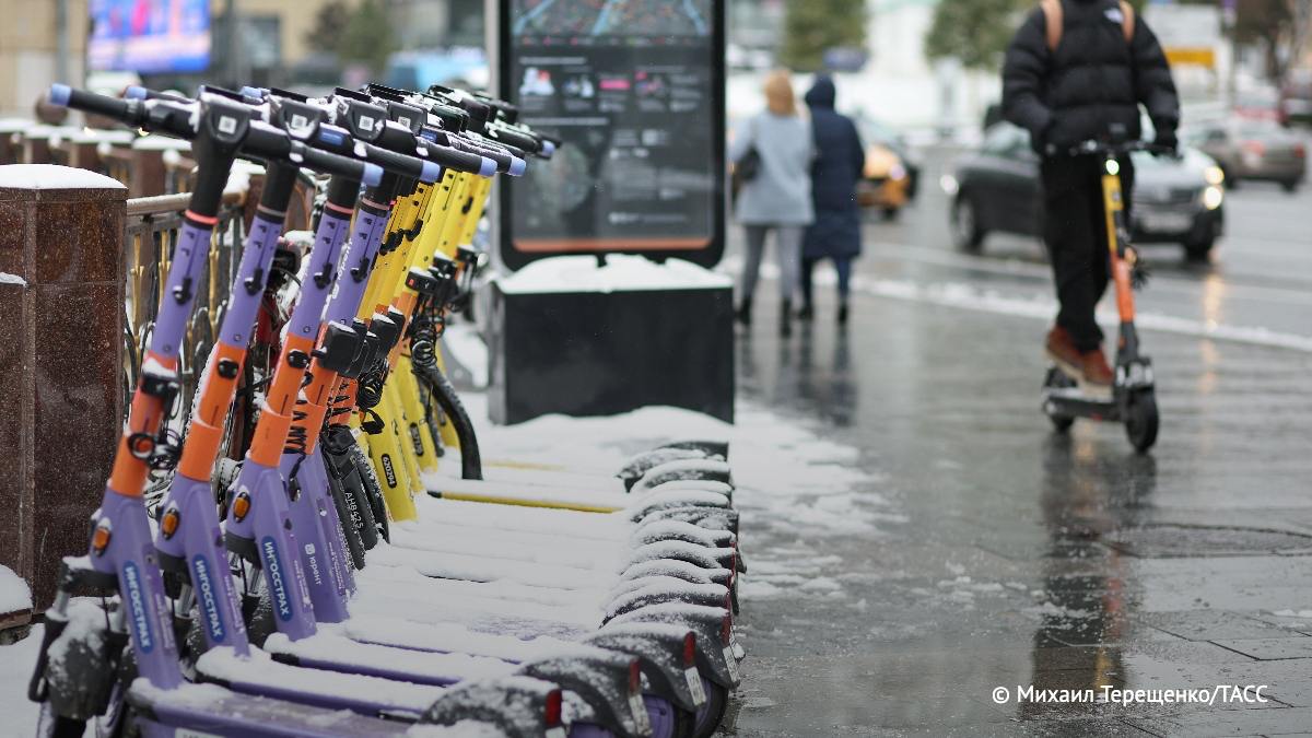 В Москве завершили сезон проката велосипедов и электросамокатов из-за стабильной минусовой температуры. Об этом сообщили в столичном дептрансе.     / Москва