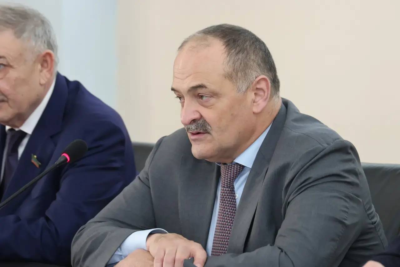В 2026 году дагестанцам предстоит избрать депутатов в Народное Собрание республики и Госдуму О предстоящей избирательной кампании напомнил на заседании регионального политсовета партии Единая Россия глава республики Сергей Меликов Сейчас мы переключаемся на новую ещё более важную цель Впереди большая работа и я уверен что наша команда как всегда докажет свою сплочённость и эффективность отметил он Глава республики поблагодарил весь партийный актив за проделанную работу в предыдущую крупную избирательную кампанию Единый день голосования