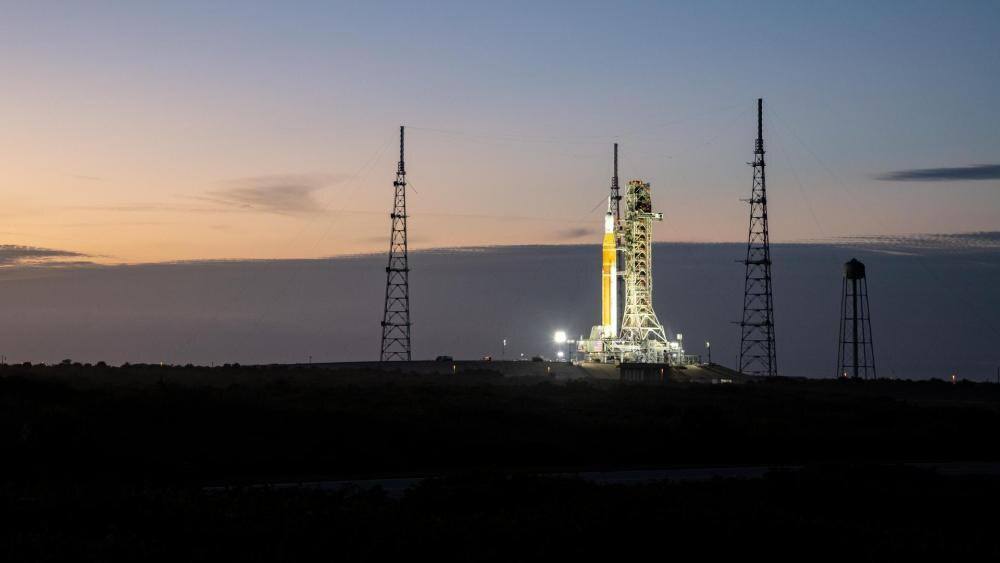 Репетиция запуска лунной мегаракеты Artemis II в выходные НАСА планирует провести тестовый пуск мегаракеты Artemis II уже 31 января Запуск может состояться 6 февраля впервые за 50 лет отправив людей к Луне Цель миссии подготовка к высадке на Луну в рамках Artemis III Полет продлится десять дней экипаж проверит системы корабля Orion перед посадочной миссией Перед испытательным запуском инженеры проведут тест заправки ракеты 2 6 млн литрами топлива и обратного отсчета Ракета SLS высотой 98 метров находится на площадке Космического центра Кеннеди с 17 января Из за холодной погоды принимаются особые меры для корректной работы оборудования Выявлен повышенный уровень органического углерода в питьевой воде капсулы Orion проводятся анализы и коррекция Экипаж из четырех астронавтов начал карантин 23 января Ранее программа сталкивалась с переносами запусков включая повторные возвращения Artemis I в сборочный цех в 2022 году Окончательная дата старта остается неопределенной окна открыты до апреля 2026 года Успех полета обеспечит проверку систем для будущих экспедиций на Луну и подготовку к миссии на Марс Фото NASA Keegan Barber на фото ракета Space Launch System SLS Telegram МAX все наши каналы