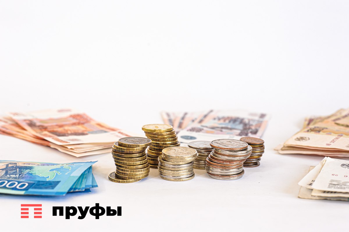 В России предложили втрое увеличить МРОТ Председатель партии «Справедливая Россия — За правду» Сергей Миронов заявил о необходимости повышения минимального размера оплаты труда МРОТ до 60 тысяч рублей, сообщает ТАСС. По мнению депутата, МРОТ должен быть значительно выше прожиточного минимума, поэтому его необходимо увеличить втрое. Миронов напомнил о планах правительства по повышению МРОТ до 35 тысяч рублей к 2030 году, что, по его мнению, все равно недостаточно. «По сравнению с нынешними 22,4 тыс. рублей это много, но по сравнению с ценами в магазинах даже сегодня этого явно недостаточно», — подчеркнул он. Он также подчеркнул необходимость повышения оплаты труда бюджетников и отметил, что для этого требуются изменения в налоговой системе и увеличение доходов бюджета. Обратная связь Подписаться