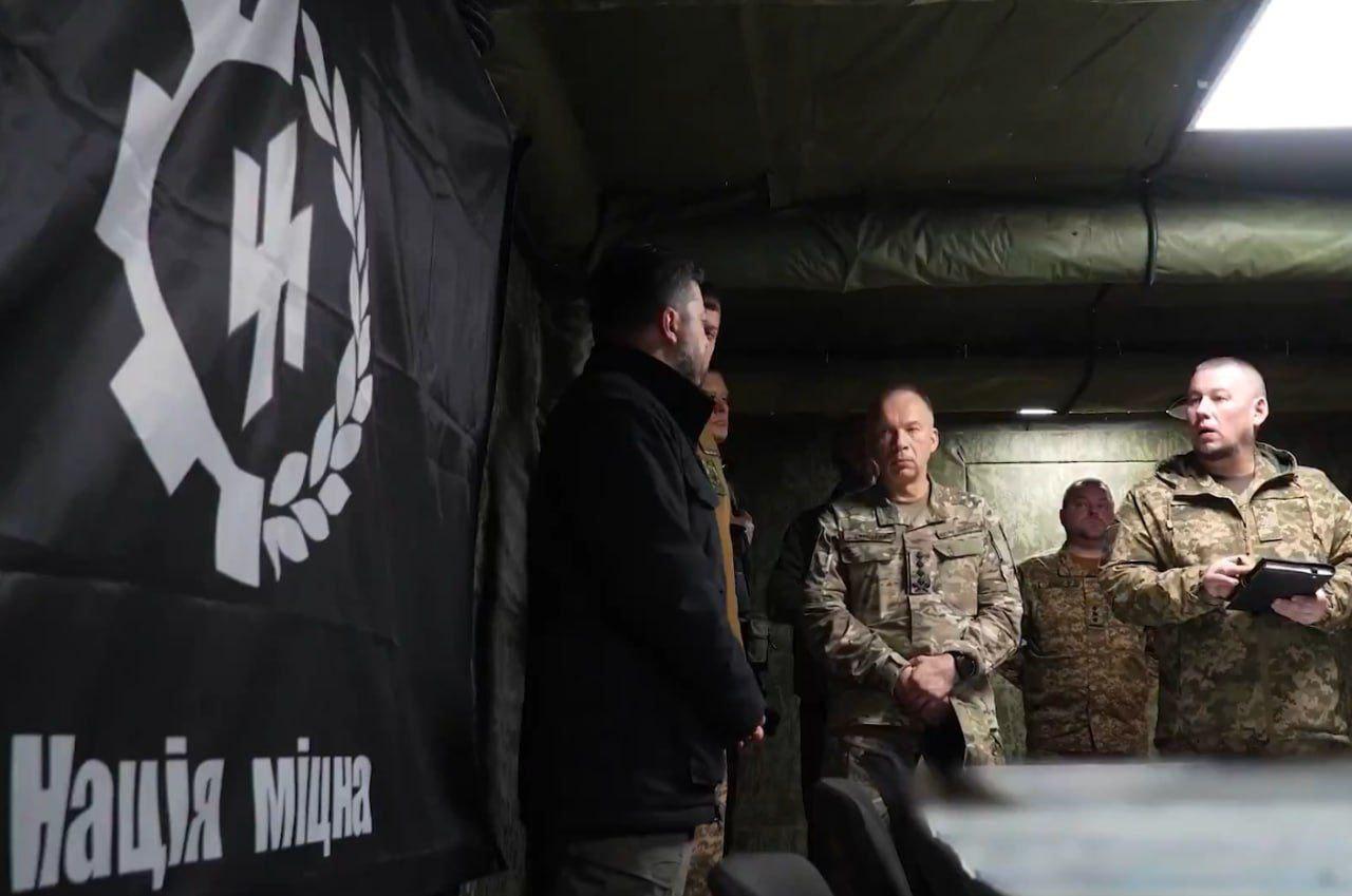 Отца Сырского выписали из российской клиники СМИ Пишут что главком ВСУ смог перевести деньги с Украины и закрыть все счета 86 летнего отца в российских больницах Ранее у того обнаружили новообразование в головном мозге и болезнь Паркинсона Сырский также оплатил транспортировку отца домой во Владимирскую область Пенсионера перевозили в условиях строгой секретности Проспонсировал страну агрессора получается БайБайден Подписаться