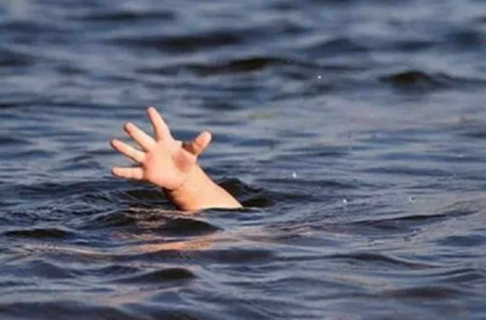 ЕЩЁ ОДНА ТРАГЕДИЯ НА ВОДЕ Но теперь уже в Хасавюрте. Сегодня вечером, в бассейне частного дома, расположенного по улице Махмудова, утонула 3-летняя девочка. НЕ ОСТАВЛЯЙТЕ ДЕТЕЙ БЕЗ ПРИСМОТРА! ДАЖЕ НА МИНУТОЧКУ НЕ ОСТАВЛЯЙТЕ! ЭТА МИНУТА МОЖЕТ СТОИТЬ ЦЕЛОЙ ЖИЗНИ!!! Админ КРИМИНАЛЬНАЯ ХРОНИКА