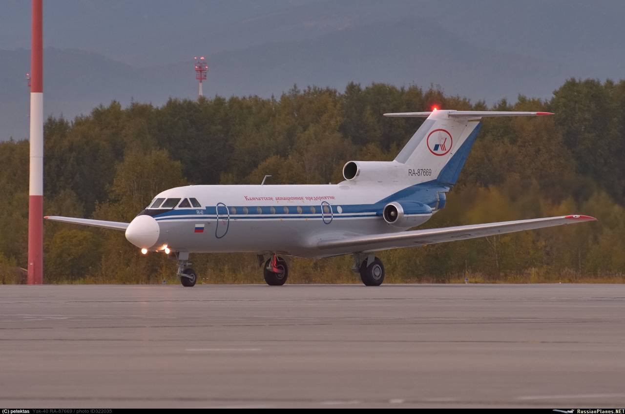 Авиадиспетчер с орлиным зрением спас Як-40 с открытой дверью от разгерметизации. На прошлой неделе в аэропорту Петропавловск-Камчатский самолёт Як-40 RA-87669 «Камчатского авиапредприятия» уже выруливал на исполнительный старт для выполнения авиаработ. Вот только борт не был готов к вылету — дверь самолёта по какой-то причине осталась незакрытой. От разгерметизации в полёте Як-40 спас бдительный взор одного из диспетчеров на вышке. Прямо из командно-диспетчерского пункта он визуально разглядел открытую гермодверь и тут же сообщил экипажу. Командир воздушного судна принял решение прекратить выполнение полётного задания и вернуться на стоянку. На борту находились четыре члена экипажа, пассажиров и груза не было. Осмотр Як-40 никаких повреждений не выявил. Камчатское межрегиональное территориальное управление Росавиации сформировало комиссию для расследования инцидента.