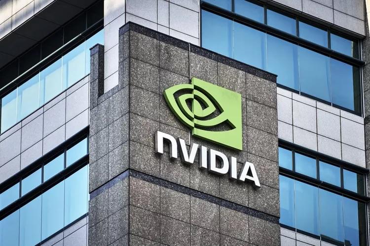 Чипы всем Белый дом призвал отклонить законопроект запрещающий Nvidia продавать ИИ чипы в Китай Чиновники Белого дома призывают Конгресс США отклонить законопроект Gain AI запрещающий Nvidia продавать ИИ чипы Китаю и другим странам на которые наложено оружейное эмбарго Nvidia также выступает против этого закона Что в итоге будет с GAIN AI неизвестно Но параллельно в США разрабатывается закон SAFE который обяжет Минторг отклонять все заявки на продажу Китаю любых ИИ чипов которые мощнее тех что продаются в США   www iphones ru 1346286 новости iphonesru