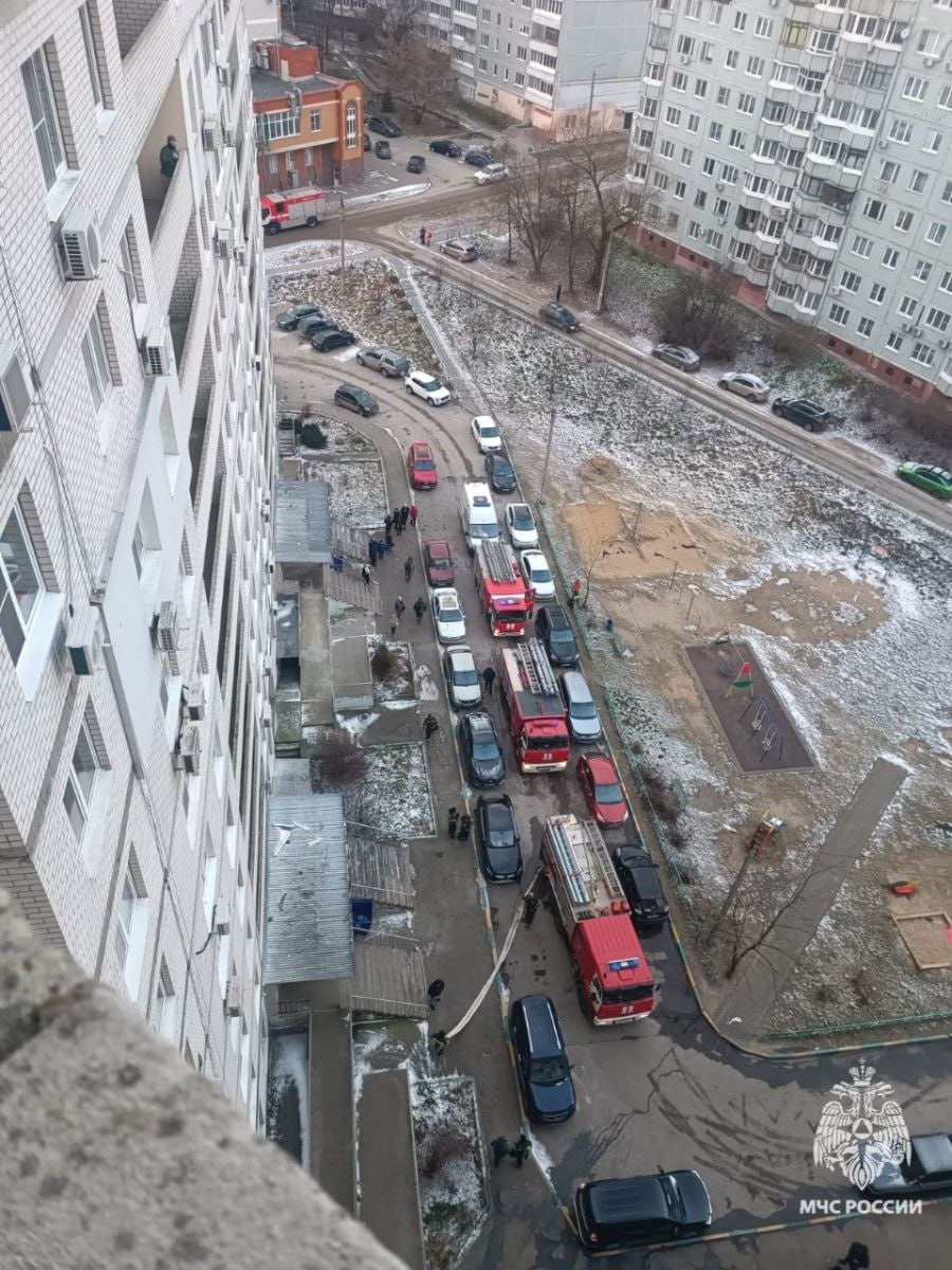 Трагедия на улице Максима Горького при пожаре погиб мужчина Смертельное возгорание произошло сегодня в одной из квартир на 12 м этаже Жертвой огня стал 70 летний пенсионер которого спасти не удалось Сотрудники МЧС экстренно эвакуировали из подъезда 15 человек в том числе шестерых детей С открытым пламенем на площади 12 квадратов боролись 40 спасателей Сейчас на месте происшествия работают дознаватели Специалистам предстоит выяснить точную причину гибели человека Фото ГУ МЧС России по Тульской области 1 2 Подпишись на новости