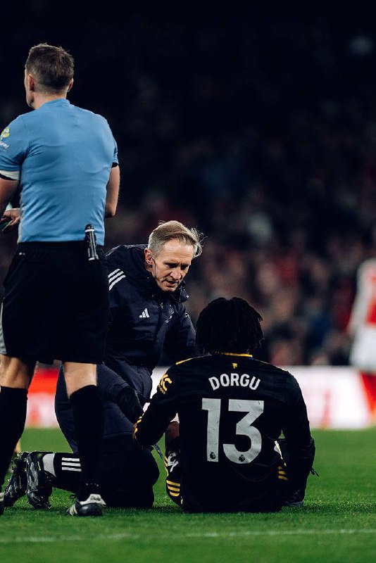 Защитник МЮ пропустит десять недель из за травмы Патрик Доргу травмировал заднюю поверхность бедра в матче против Арсенала 3 2 после столкновения с Беном Уайтом Несмотря на то что после игры тренер команды Майкл Каррик надеялся на легкое повреждение врачи настроены пессимистично Окончательные сроки восстановления еще уточняются но предварительный прогноз возвращение только весной после мартовской паузы Подписывайтесь на РИА Новости Спорт в MAX