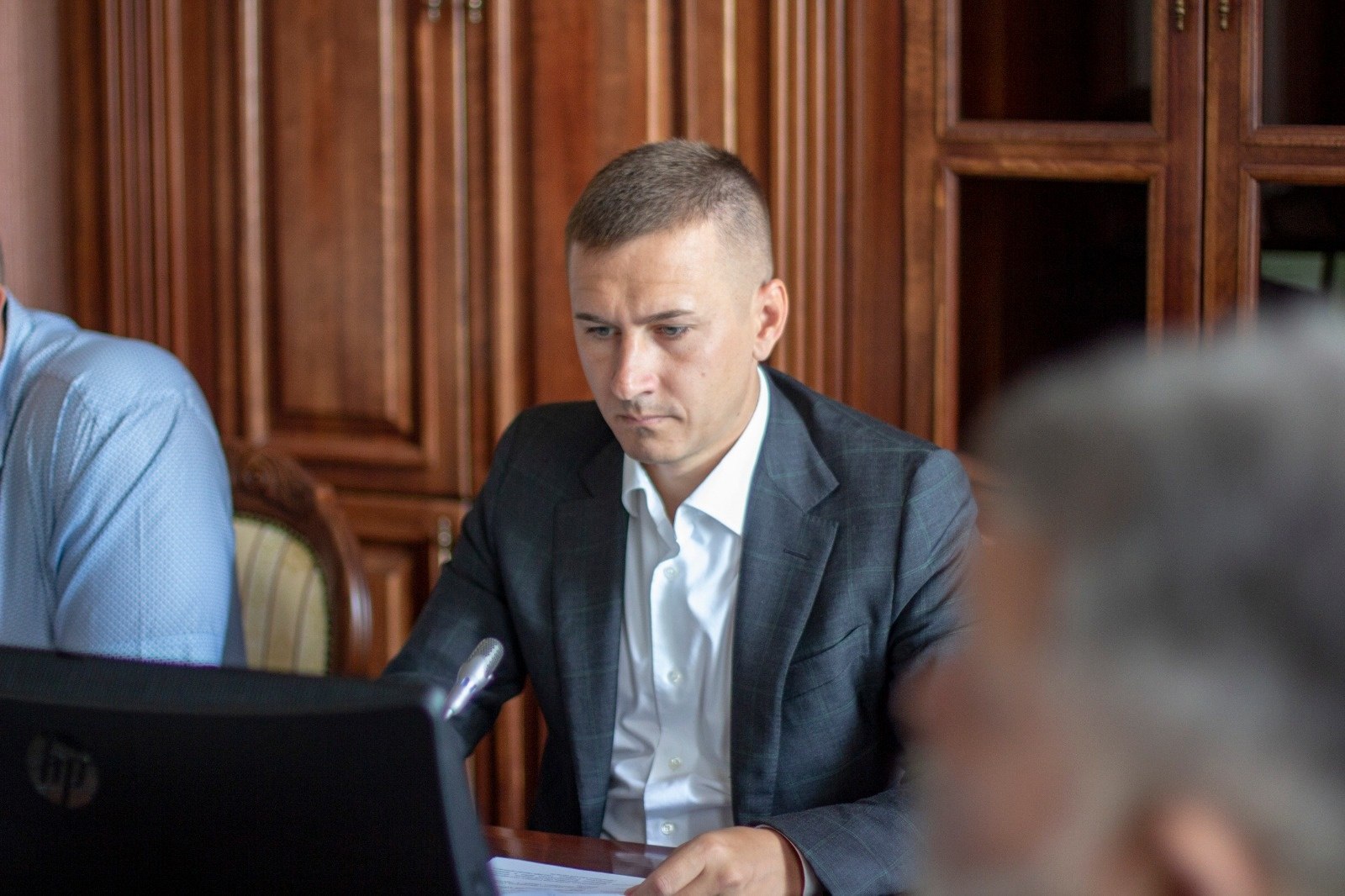 Антон Берендеев о законопроекте ЛДПР Пенсионеры МЧС получат жилищные выплаты без очередей Депутаты фракции ЛДПР внесли в Госдуму законопроект который устанавливает четкие сроки получения жилищной выплаты для сотрудников МЧС вышедших на пенсию Что меняется С 2027 по 2030 год полностью ликвидируется очередь для тех кто ждёт выплату С 2030 года гарантия получения выплаты в течение 3 лет после выхода на пенсию Сейчас многие ветераны службы годами не могут получить положенные им средства Наш законопроект исправит эту несправедливость и даст людям уверенность в завтрашнем дне Наша задача сделать так чтобы государство выполняло свои обязательства перед теми кто честно служил людям прокомментировал Антон Берендеев ЛДПР продолжает работать над реальными решениями социальных проблем