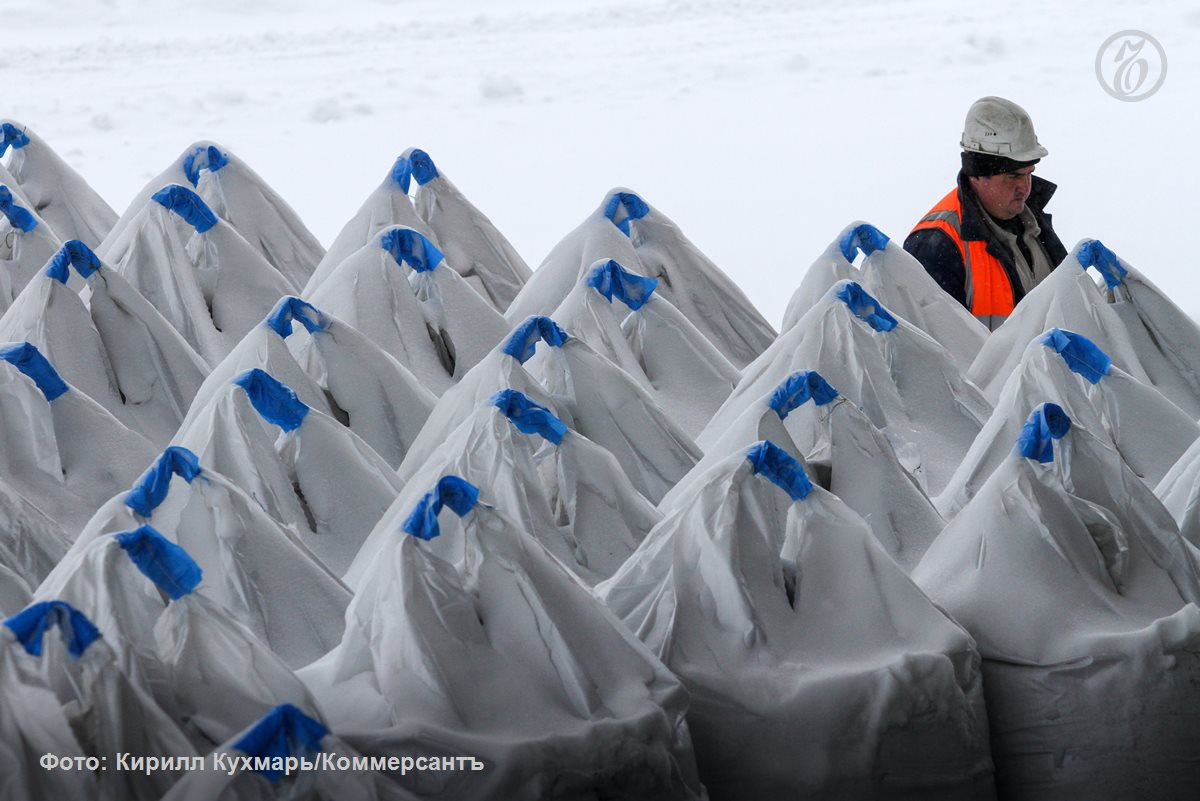 Группа Смиком контролирующая крупнейшего производителя цемента в России Цемрос хочет получить контроль над Востокцементом Гендиректор группы Вячеслав Шматов обратился к вице премьеру и полпреду президента в Дальневосточном федеральном округе Юрию Трутневу с просьбой поддержать приватизацию холдинга Востокцемент допустив его компанию к участию в процедуре Компания также предлагает рассмотреть себя в качестве кандидата на управление активом говорится в письме господина Шматова с которым ознакомился Ъ Ранее Востокцемент контролировался семьей экс мэра Владивостока Игоря Пушкарева который с 2016 года находится под стражей из за обвинений в коррупции В сентябре 2025 года суд по иску Генпрокуратуры обратил активы холдинга в доход государства На долю Востокцемента приходится 5 7 общероссийского выпуска цемента и это фактически единственный его производитель на Дальнем Востоке Ъузнал