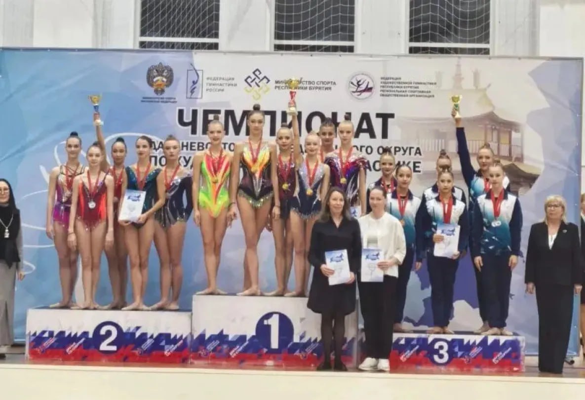 Хабаровчанки в пятый раз подряд выиграли чемпионат ДФО по гимнастике Сборная Хабаровского края по гимнастке выиграла чемпионат ДФО проходивший в этом году в Улан Удэ Наша команда побеждает на соревновании такого уровня уже пятый год подряд Второе и третье места в командном зачете заняли сборные Приморского края и Сахалинской области Всего же свое мастерство в этом году демонстрировали спортсменки из десяти регионов Помимо того что хабаровские гимнастки выиграли командное золото они также заняли весь пьедестал в личном многоборье по программе мастеров спорта Теперь мастеров ожидает чемпионат России где гимнастки также намерены достойно представить Хабаровский край Пройдут соревнования и для младших спортсменок региона которые выступают по программам кандидатов в мастера спорта и первому взрослому разряду Им предстоит выступить на первенстве ДФО в Якутске 11 февраля todaykhv