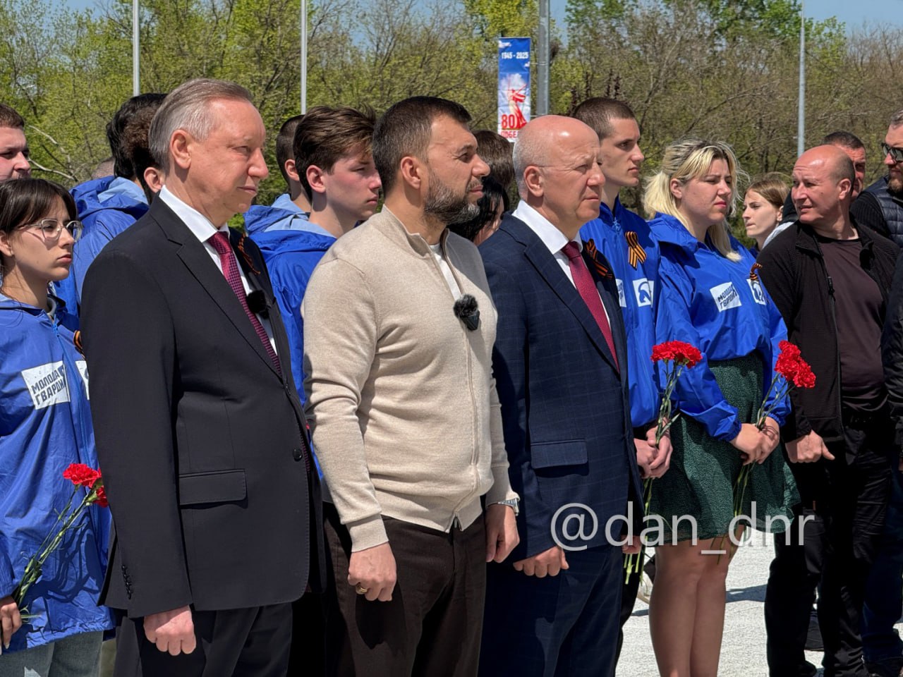 Пушилин и Беглов открыли монумент в честь города воинской славы Мариуполя : Написать нам ,5 метров на постаменте и четыре тумбы с бронзовыми барельефами. На них запечатлены ключевые события истории города, начиная с его основания. «Очень знаменательно, что накануне празднования дня 80-летия Победы в Великой Отечественной войне мы открываем этот монумент. Это знак той чести, которой удостоен Мариуполь, — город воинской славы, и он носит это звание заслуженно», — сказал на открытии губернатор Санкт-Петербурга Александр Беглов. Отметим, что памятный монумент — это подарок Петербурга городу-побратиму Мариуполю. #Победа80 #Защитники Читать полностью