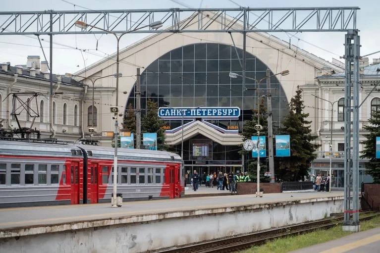 Расписание пригородных электричек изменится в Петербурге с 27 октября    С наступлением холодов петербуржцы всё реже ездят за город, и пассажиропоток падает. Поэтому расписание движения пригородных поездов на Московском, Северном, Финляндском, Витебском и Балтийском направлениях Октябрьской железной дороги изменят. Произойдёт это с 27 октября.    Узнать подробнее о расписании можно на станциях и вокзалах. А ещё в мобильном приложении «РЖД Пассажирам» и на сайте компании.   : СПб