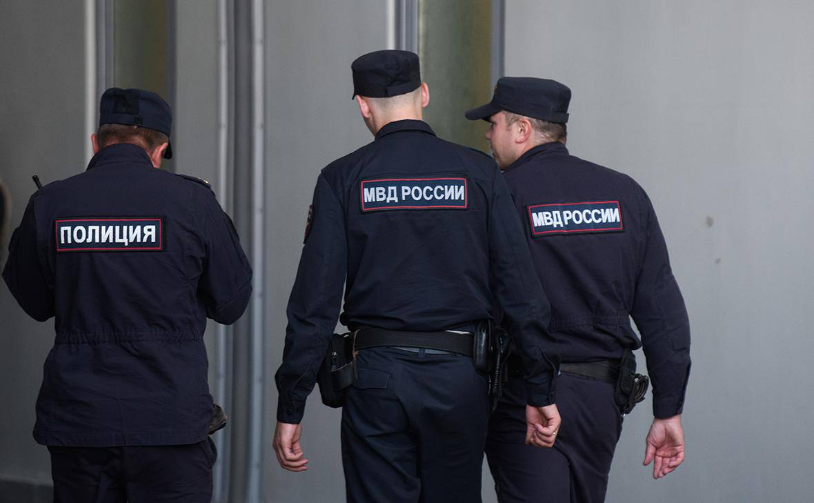  С экс-водителя дежурной части в Уфе взыскали в доход государства ₽54 млн Октябрьский райсуд Уфы взыскал с бывшего полицейского в доход государства более 54 млн руб., сообщила прокуратура Башкирии. По данным РБК Уфа, речь идет об экс-водителе дежурной части отдела полиции № 6 39-летнем Руслане Кагарманове. С бывшего правоохранителя взыскали средства, законность происхождения которых не удалось подтвердить. Проверка прокуратуры показала, что с 2020 по 2024 год на счета Кагарманова поступили 54 млн руб. Объяснить их происхождение бывший полицейский не смог, документы, подтверждающие их законность, не представил. Суд частично удовлетворил требования и постановил взыскать с него в доход государства более 54 млн руб. В обеспечительных целях на квартиру, мотоцикл, три автомобиля и банковские счета мужчины наложили арест. РБК-Уфа