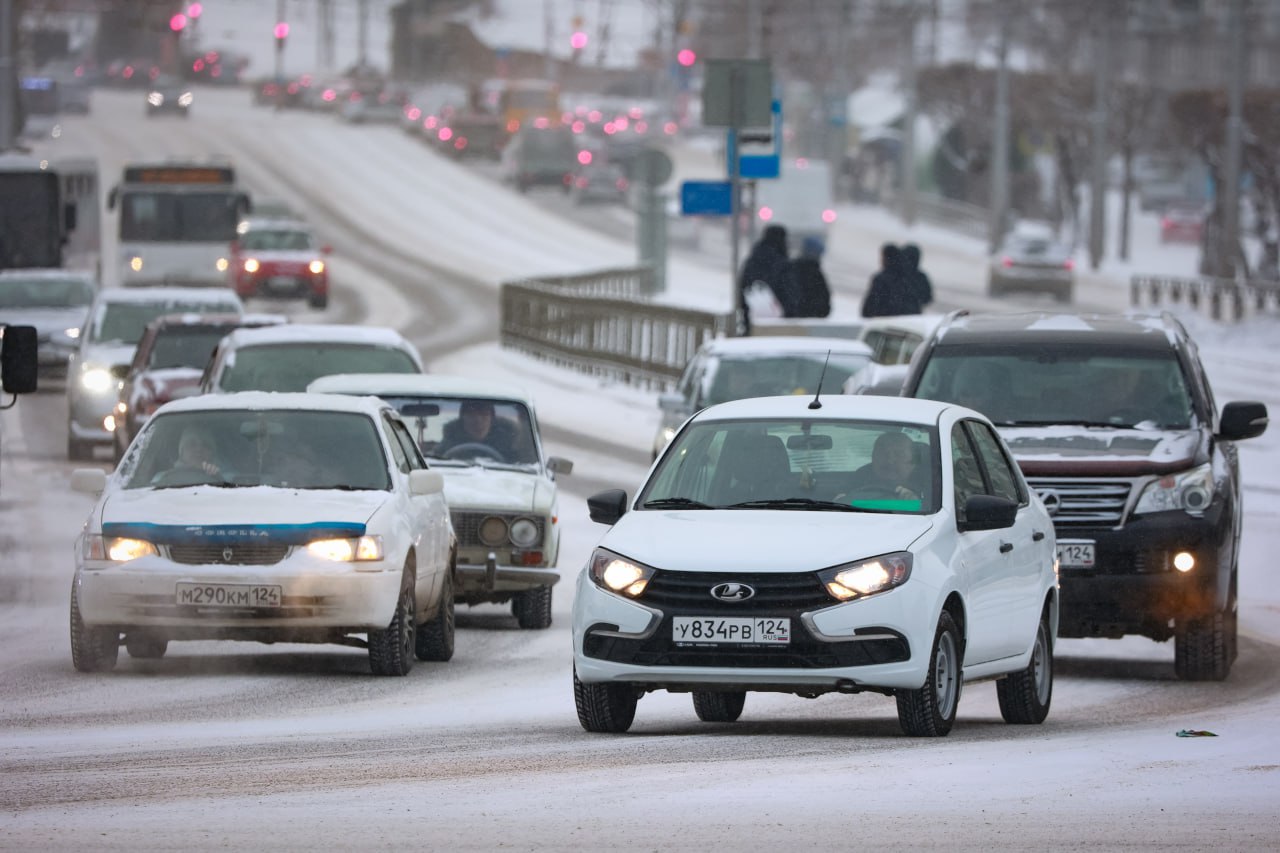 В Красноярске ограничат стоянку автомобилей возле елок и ледовых городков  Перекрытия введут с 21 декабря. Так, припарковать автомобиль нельзя будет возле елок в парке «Солнечная поляна» и скверах Космонавтов, имени Чернышевского и Энтузиастов.  Точные адреса, где будет запрещено оставлять машину:    на ул. Николаева от пр. Металлургов до ул. Устиновича, с 06:00 до 23:00, в период с 25 декабря 2024 до 31 января 2025;    на ул. Терешковой от ул. Устиновича до дома № 8 по ул. Терешковой, с 06:00 до 23:00, в период с 25 декабря 2024 до 31 января 2025;    на пр. Молодежном от ул. Микуцкого до ул. Светлова, с 06:00 до 23:00, в период с 21 декабря 2024 до 31 января 2025;    на ул. Березина от ул. Герцена до ул. Чернышевского с 06:00 до 23:00 в период с 23 декабря 2024 до 31 января 2025;    на проезде к Свято-Никольскому храму  ул. Коммунальная, 26г  от дома № 16 по ул. Коммунальной до дома № 26 по ул. Коммунальной, с 06:00 до 23:00, в период 25 декабря до 26 декабря 2024-го.  Автомобилистов просят учитывать эту информацию.  Фото: Дмитрий Шабалин