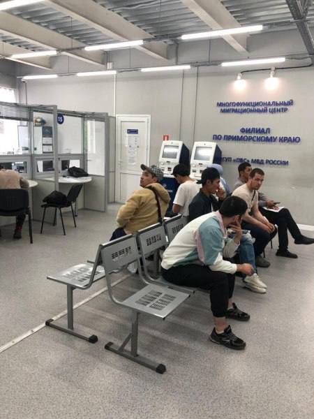 Амнистия работает: почти 5 тысяч иностранцев в Приморье успели избежать депортации  С начала года 4918 иностранных граждан, нарушивших миграционный режим, обратились в органы МВД Приморья, чтобы легализовать своё пребывание в России. Все они попали под действие миграционной амнистии, объявленной Указом президента РФ №1126. Это позволяет избежать выдворения и запрета на въезд при условии добровольного обращения в подразделения миграции.  На миграционном учёте в крае сейчас состоит более 52 тысяч иностранных граждан. Большинство обратившихся — трудовые мигранты, оформившие патенты. Более 4,6 тысячи человек были привлечены к административной ответственности, но сохранили право находиться в стране.  МВД напоминает: срок действия амнистии истекает 10 сентября. После этой даты нарушителям будут грозить все предусмотренные законом меры — вплоть до выдворения и запрета на въезд в Россию.    Поделись новостью Telegram Владивостока