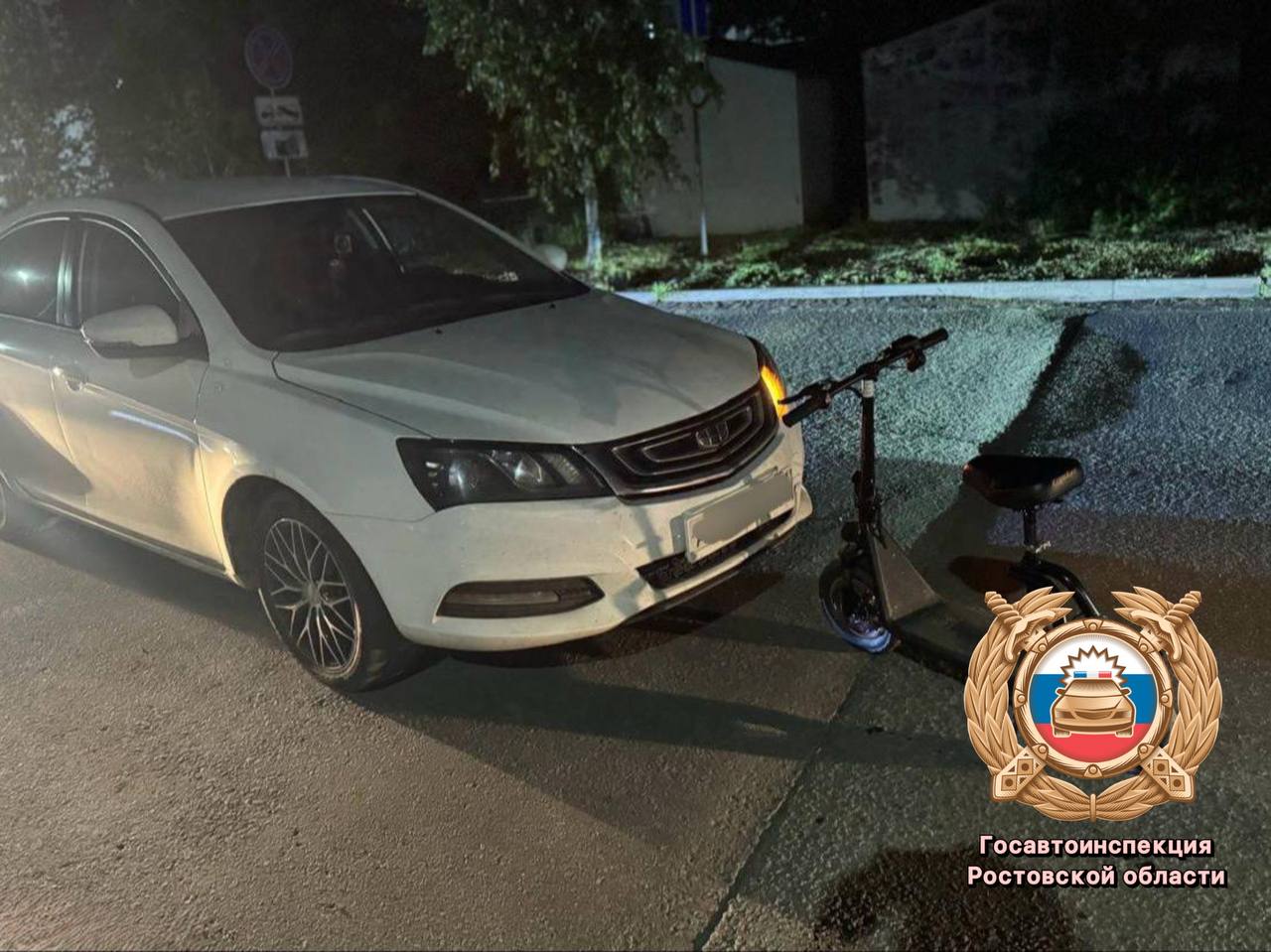 В Батайске сбили 14-летнего самокатчика ДТП случилось накануне вечером на улице Комсомольской. Электросамокат двигался по второстепенной дороге, в это время по главной ехала Geely Emgrand 7. Подросток на самокате не уступил дорогу иномарке и произошло столкновение. Мальчик получил травмы, его госпитализировали. Предложи нам новость