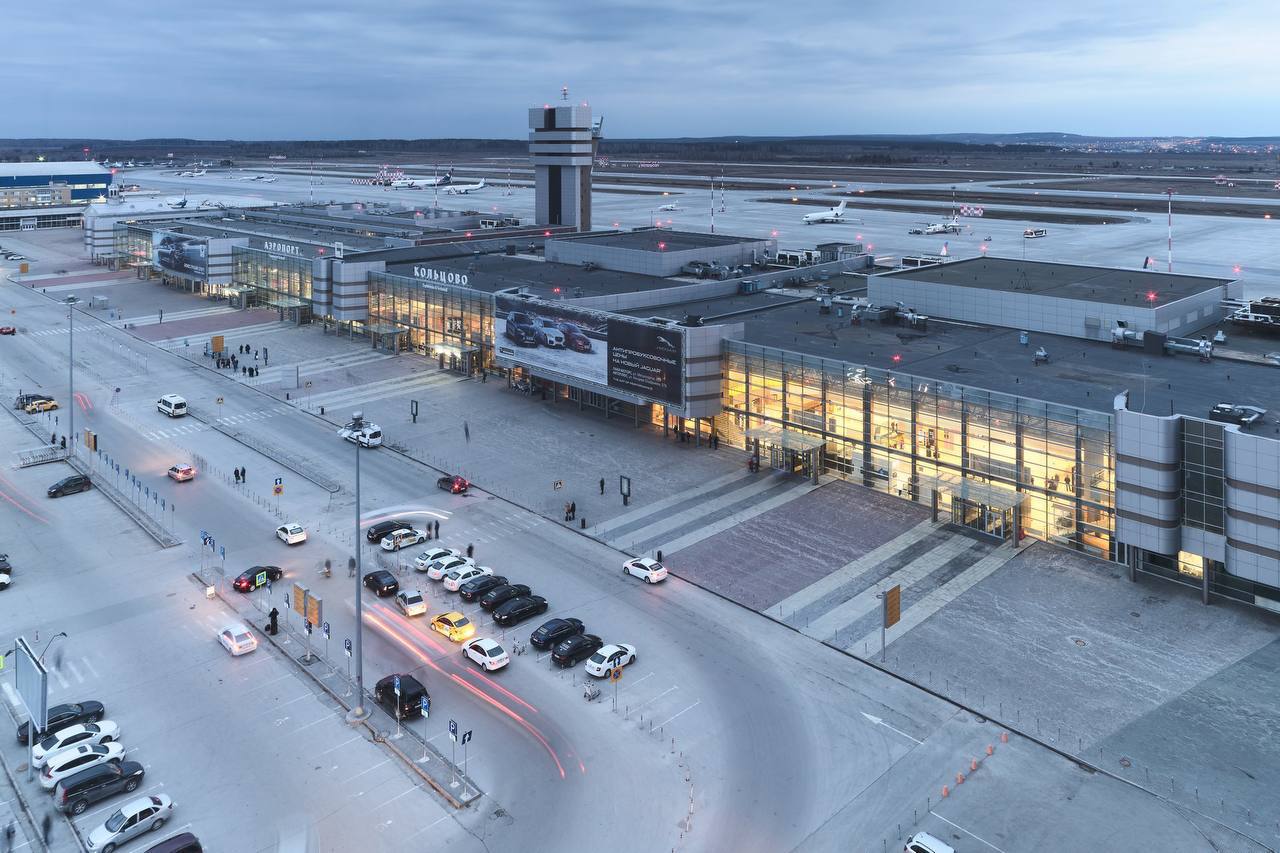 Власти Свердловской области направят 250 млн рублей на удешевление авиаперелётов в регионы России В бюджете Свердловской области на 2026 год заложено 250 миллионов рублей на субсидирование межрегиональных авиаперевозок Это позволит сделать билеты дешевле для жителей региона и туристов которые прилетают на Урал У Свердловской области налажены крепкие деловые связи со многими регионами наша область привлекает туристов со всей страны Также и свердловчане много путешествуют и занимаются бизнесом Для поддержания этого уровня активности мы субсидируем часть межрегиональных авиамаршрутов отметил губернатор Денис Паслер Льготные тарифы будут действовать на рейсы из Екатеринбурга в Абакан Астрахань Барнаул Горно Алтайск Кемерово Махачкалу Мурманск Нижний Новгород Новокузнецк Омск Оренбург Саратов и Томск Часть направлений будет субсидироваться совместно с другими регионами и федеральным центром это рейсы в Ижевск Надым Ноябрьск Нягань Салехард Советский Урай и Ханты Мансийск Такое взаимодействие федерального центра и регионов расширяет туристические возможности позволяет укреплять и устанавливать взаимовыгодные экономические связи подчеркнул губернатор отлично летать станет доступнее посмотрим насколько подешевеют билеты Подписаться на 4 канал Мы в MAX