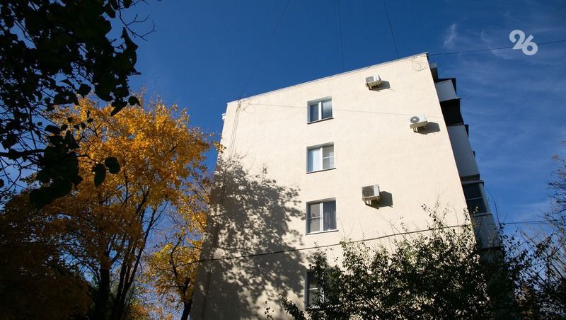 Бастрыкину доложат о проверке по затоплению многоквартирного дома в Ессентуках По словам жильцов, на протяжении месяца подвал МКД затапливает, а меры, предпринятые управляющей компанией, не дают результатов. Из-за этого фундамент здания начал рушиться, в нём появились трещины, а на поверхности образовалась плесень. Кроме того, из-за длительного воздействия влаги повредилась входная группа и асфальт на территории дома. Люди опасаются ухудшения ситуации — они неоднократно обращались в управляющую компанию и профильные структуры, однако ликвидацией аварии и её последствий никто не занимается. Краевой следком начал проверку, о ходе и итогах которой доложат главе СК России Александру Бастрыкину.