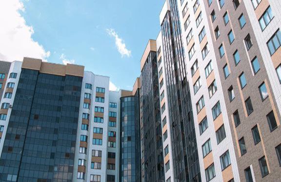 По данным Единого ресурса застройщиков воронежский Домостроительный комбинат экс сенатора Сергея Лукина занял солидное 14 е место в стране по накопленному вводу жилья на 1 января 2026 года с результатом 2 млн 257 тысяч квадратных метров В топ 20 данного рейтинга вошли 11 строительных компаний Москвы 3 из Санкт Петербурга Среди застройщиков чьи головные конторы находятся не в столицах выше ДСК только ставропольский Югстройинвест 4 3 млн кв метров и Екатеринбургская Брусника 2 3 млн Но оба эти холдинга строят сразу в нескольких субъектах РФ то есть тоже могут считаться федеральными игроками а ДСК строит только в Воронежской области Таким образом по накопленному вводу жилья Домостроительный комбинат является самой крупной провинциальной строительной компанией России ЕРЗ не даст соврать ГК Развитие Сергея Гончарова оказалось на 59 м месте в стране с результатом 783 тысячи квадратных метров Больше никто из воронежских застройщиков в первую сотню топа не попал Первая тройка рейтинга выглядит так ПИК Москва 18 3 млн Самолет Москва 9 4 млн Selt Group Санкт Петербург 6 8 млн При формировании данного рейтинга по каждому застройщику учитываются жилые дома и дома с апартаментами введенные в эксплуатацию в период с 1 января 2016 года