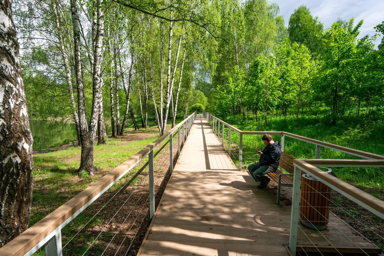 В парке «Москворецкий» обустроили новые прогулочные тропы и смотровые площадки На участке набережной Москвы-реки от МКАД до Строгинского моста завершены работы по благоустройству. Вдоль берега уложены деревянные настилы на свайном основании общей протяженностью около 300 метров. В конструкцию встроены смотровые балконы и площадки. Новые элементы заменили поврежденные покрытия и обеспечили удобный и безопасный маршрут для прогулок. Входы на настилы организованы на одном уровне с дорожками, что делает их доступными для маломобильных граждан