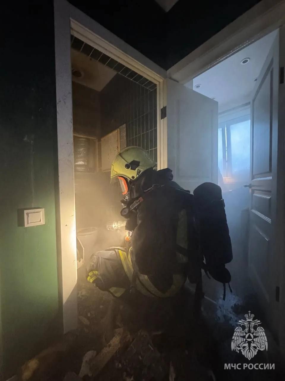 В Норильске потушили пожар в жилом доме на улице Орджоникидзе Возгорание произошло в квартире многоэтажного дома По данным спасателей 15 человек смогли самостоятельно эвакуироваться Площадь пожара составила пять квадратных метров повреждена стена с утеплителем Для ликвидации огня привлекли три единицы техники и восемь сотрудников пожарно спасательных подразделений Причины возгорания устанавливаются Информации о пострадавших не поступало Фото МЧС Красноярского края происшествия sgnorilsk Без пострадавших Работа экстренных служб Подписаться на канал