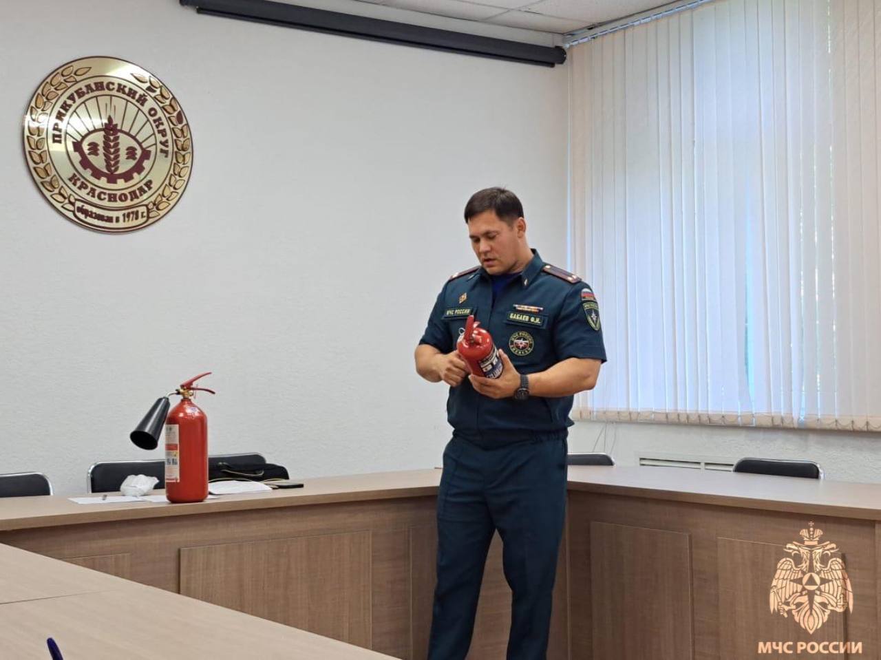 #Профилактика_пожаров В рамках профилактики пожаров и обеспечения безопасности граждан, сотрудники Государственного пожарного надзора проводят регулярные встречи с представителями различных организаций и учреждений. Недавно такой визит состоялся в Администрацию Прикубанского округа г. Краснодара. Сотрудник МЧС России напомнил Администрации о важности соблюдения требований пожарной безопасности. Он подчеркнул, что от ответственного отношения к ним зависит не только сохранность имущества, но и жизни людей. Соблюдение требований пожарной безопасности - это обязанность каждого учреждения и организации. Регулярные встречи и беседы с представителями различных структур помогают повысить уровень осведомлённости о требованиях пожарной безопасности и способствуют созданию более безопасной среды для всех граждан.