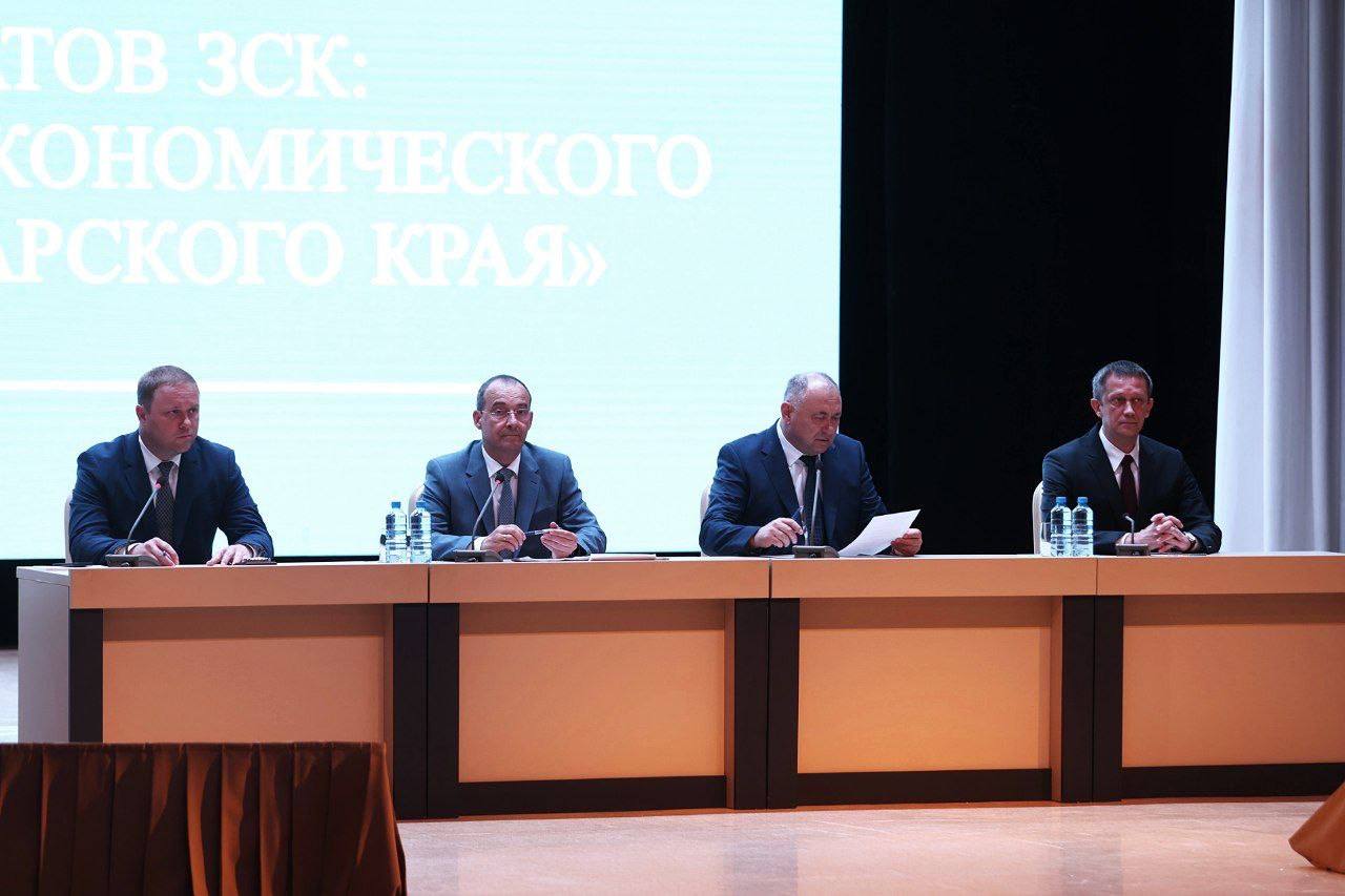 Председатель ЗСК Юрий Бурлачко рассказал о работе депутатского корпуса и динамике социально-экономического развития региона за 10 лет В совещании участвовали депутат Госдумы Иван Демченко, мэр Анапы Василий Швец, председатель Совета города-курорта Вячеслав Вовк, депутаты ЗСК и Совета, руководители правоохранительных органов, общественных и ветеранских организаций, актив органов ТОС, общественники. Юрий Бурлачко подчеркнул, что в фокусе особого внимания законодателей – социальная сфера, развитие базовых отраслей экономики края и интересы его жителей. Бюджет региона за 10 лет вырос практически втрое и превысил 500 млрд руб., построены 104 школы и 212 детсадов, 240 ВОПов и ФАПов. Объем инвестиций в санаторно-курортный комплекс увеличился в 100 раз. Иван Демченко отметил, что в условиях вызовов и испытаний край не снижал темпов социально-экономического развития и озвученные результаты стали возможными благодаря, в том числе, анапчанам. Василий Швец рассказал о достижениях Анапы за 5 лет, акцентировав, что при поддержке Губернатора, краевого правительства и ЗСК многое сделано в социальной, курортной, жилищно-коммунальной сферах, еще больше сформировано заделов на будущее. 5 лет назад бюджет Анапы составлял 5,5 млрд руб., в 2025-м город рассчитывает на рекордные 28 млрд руб. Открыты 5 школ на 3500 мест, детсад в Анапской, ДК в Сукко, новоселье отметили ДШИ № 3 и № 4, отремонтированы 19 объектов культуры. Пациентов начали принимать 6 мини-поликлиник, капитально отремонтирована детская поликлиника и инфекционное отделение, на базе горбольницы создан региональный сосудистый центр. Количество спортобъектов увеличилось в 2,5 раза, построено и благоустроено 15 парков и скверов. На разной стадии проектирования и строительства находятся 14 школ, 18 детсадов, 9 учреждений культуры, 12 – здравоохранения, 12 – спорта, 8 инфраструктурных объектов, 8 парков и скверов. В завершение мероприятия анапчан наградили памятным знаком Заксобрания «За активное участие в ТОС» и Благодарностями председателя ЗСК.