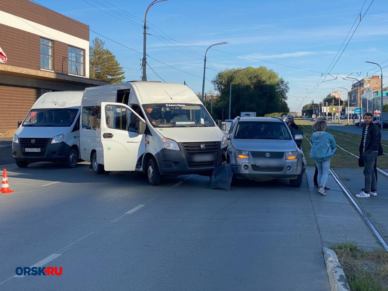 В Орске ДТП с маршруткой: автомобиль и автобус столкнулись на Сорокина  На проспекте Ленина возле 116 дома столкнулись Suzuki и маршрутка. Обе машины получили механические повреждения. По нашим данным, водитель ГАЗели хотел развернуться, а легковушка не уступила. Одну из пассажирок маршрутки осматривают врачи.