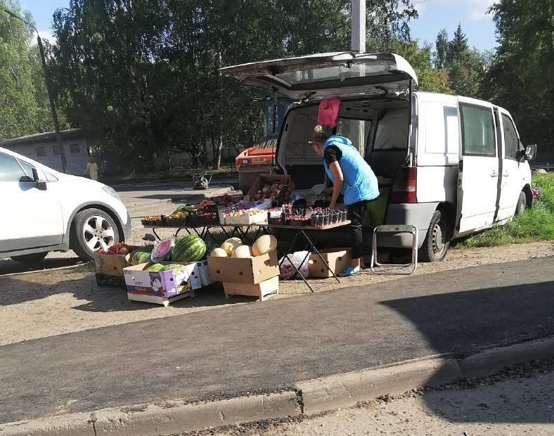 Поручил специалистам экономики усилить борьбу с несанкционированной торговлей в городе. Рейды по точкам необходимо проводить в ежедневном режиме, так как в летний период количество торговцев продуктами питания увеличивается. К контролю за ними следует привлекать полицию. Зачастую такие товары продаются прямо с земли, автомобиля или раскладных столов. Это прямое нарушение санитарных норм. Кроме того, у продавцов отсутствуют документы, подтверждающие качество и безопасность продукции. Как доложили в управлении экономики, с начала года проведено более 30 проверок. Почти столько же нарушителей привлечены к административной ответственности за продажу своих товаров в неофициальных местах. Торговцы на официальных рынках и ярмарках имеют специальные разрешения. На площадках организован внутренний контроль за качеством продукции, созданы необходимые условия для соблюдения гигиенических требований. Торговые точки, где можно продавать товары на законных основаниях, есть практически во всех районах города. Поручил специалистам провести обследование всех официальных площадок. Проверить востребованность каждой точки, при необходимости организовать там ремонт. Костромичам рекомендую покупать товары только в специально отведенных для этого местах. Это позволит обезопасить себя от некачественных продуктов, которые могут причинить вред здоровью.