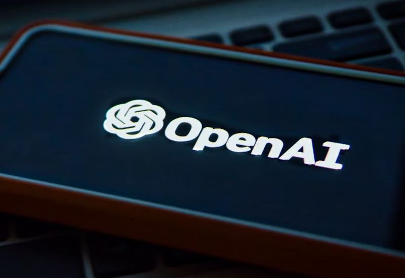 Противоречия между OpenAI и Microsoft Отношения между Microsoft и OpenAI становятся всё более напряжёнными. Несмотря на то, что Microsoft остаётся крупнейшим инвестором OpenAI, руководство стартапа рассматривает возможность обращения в антимонопольные органы США в случае эскалации конфликтов. Согласно The Wall Street Journal, ведутся дебаты по поводу контроля и доли акций OpenAI после планируемой реструктуризации. OpenAI стремится снизить влияние Microsoft на свои продукты, тогда как Microsoft претендует на большую долю акций после завершения процесса. Эти противоречия могут повлиять на их шести лет сотрудничества, особенно на фоне предстоящего поглощения стартапа Windsurf, который может создать дополнительные конкурентные риски для обеих компаний. Ссылка на полный материал: WSJ
