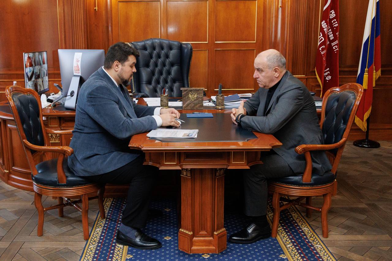 Сегодня провёл рабочую встречу с Министром культуры КЧР Зурабом Агирбовым Подвели предварительные итоги работы ведомства и отрасли в 2025 году обсудили перспективы развития культурной сферы региона модернизацию инфраструктуры поддержку творческих коллективов и специалистов реализацию крупных культурно образовательных проектов создание современной культурной среды в каждом районе и населённом пункте республики Особое внимание уделили проведению культурных мероприятий и масштабных проектов в честь 80 летия Великой Победы Года защитника Отечества и 200 летия Черкесска С участием деятелей культуры проведены сотни важных и интересных проектов патриотической направленности способствующих сохранению исторической памяти воспитанию у молодежи уважения к подвигу старших поколений и современных героев укреплению традиционных ценностей сохранению и развитию национальной культуры поддержке богатого культурного наследия страны а также укреплению общероссийской идентичности Министр доложил о ходе реализации мероприятий в рамках нацпроектов и госпрограмм В этом году провели техническое оснащение одного из ключевых мемориалов региона Музея памятника защитникам перевалов Кавказа капитально отремонтировали выставочный павильон Карачаево Черкесского государственного историко культурного и природного музея заповедника им М О Байчоровой и Дом культуры в Черкесске в честь 200 летия столицы Сейчас продолжается реконструкция Детской школы искусств Наьсип в Эркен Шахаре  Также обсудили кадровую поддержку включая привлечение специалистов в сельские территории В сентябре четыре новых сотрудника начали работу в детских школах искусств Урупского и Зеленчукского районов в рамках программы Земский работник культуры В следующем году планируется привлечь ещё 18 специалистов для сельских учреждений культуры Подписывайтесь на МАХ