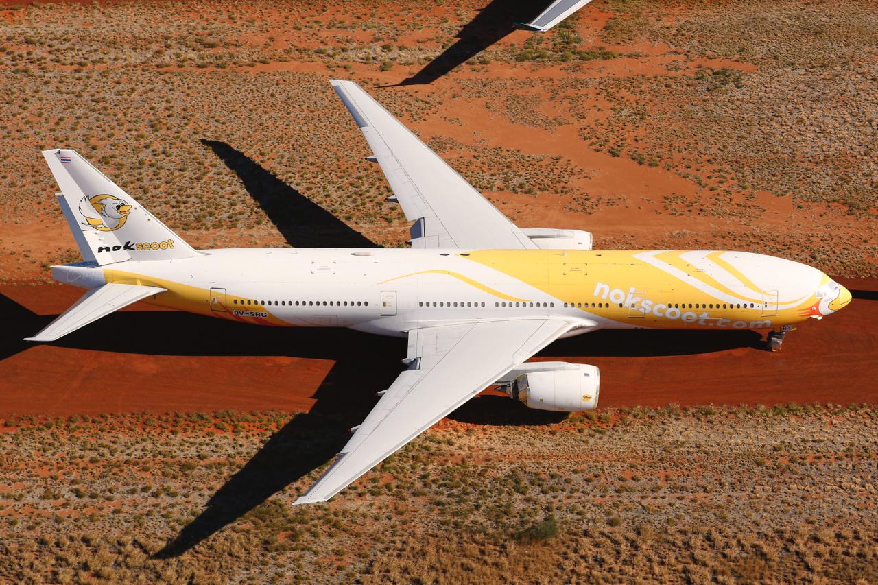 Иран тайно получил пять Boeing 777 В этом месяце Иран провернул одну из самых крупных и дерзких операций по обходу санкционного режима, наложенного на гражданский авиационный сектор страны. Авиакомпания Mahan Air предположительно получила сразу пять самолётов Boeing 777-200ER. Все пять Boeing 777-200ER ранее эксплуатировались Singapore Airlines и ее дочерей авиакомпанией Scoot бывшие 9V-SRL, 9V-SRH, 9V-SRJ, 9V-SRG и 9V-SRP . Во времена COVIDа все эти лайнеры были отправлены на хранение в США и Австралии. Затем лайнеры были выкуплены американской компанией Ion Aviation и отправлены на хранение в Китай. Далее они прошли через сложную сеть офшоров и подставных фирм в Индонезии, Мадагаскаре и Камбодже, где получили регистрацию в мадагаскарском авиационном регистре: 5R-RIJ, 5R-RIS, 5R-ISA, 5R-IJA и 5R-HER. 15 июля все пять лайнеров вылетели из Сиемреапа Камбоджа и, по уже известной схеме, пропали над территорией Ирана. Один из них приземлился в Мешхеде, ещё два в Захедане, остальные — на военной базе в Чабахаре. Самолёты оснащены двигателями Rolls-Royce Trent, с которыми в Иране уже есть опыт работы — "аналогичные" стоят на Airbus A330, эксплуатируемых Iran Air. Это упрощает эксплуатацию полученных самолётов. Mahan Air, на которую предположительно завязана вся схема, может использовать их для замены Airbus A340, которые в свою очередь могут быть переданы в дочерние авиакомпании, включая Iran Air Tours. AviaNews