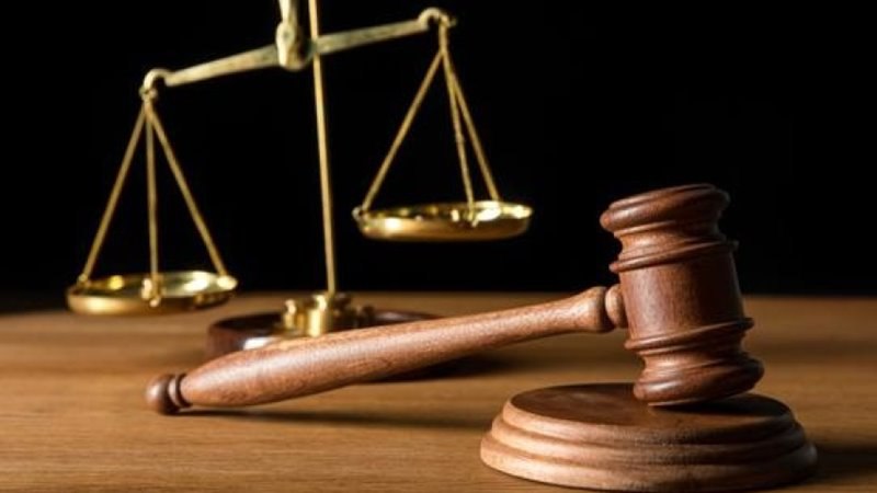 В Новочеркасске за убийство знакомого перед судом предстанет местный житель. Прокуратура Новочеркасска утвердила обвинительное заключение по уголовному делу в отношении 39-летнего местного жителя. Он обвиняется в совершении убийства своего знакомого. Уголовное дело направлено в суд для рассмотрения по существу. Как следует из материалов дела, в марте текущего года обвиняемый, находясь в квартире, расположенной в доме на улице Свободы в Новочеркасске, в ходе возникшего конфликта нанес своему знакомому удар ножом в область шеи. От полученных повреждений потерпевший скончался на месте происшествия.