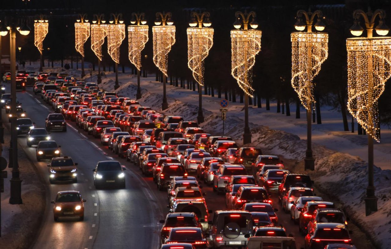 Пробки в Москве могут достигнуть 8 баллов сегодня вечером из за возможных локальных перекрытий движения Москвичей призвали использовать метро с 16 30 до 20 00 чтобы вовремя добраться до места назначения Затруднения ожидаются на ТТК МКАД Кремлевской набережной Садовом кольце в районе Новинского бульвара на улице Большая Якиманка Если поездок на автомобиле избежать не получится горожанам рекомендовали выезжать после 20 30 проверить загруженность дорог в навигаторе добавить к обычному времени пути 40 минут а также заранее изучить возможные маршруты объезда Фото ТАСС