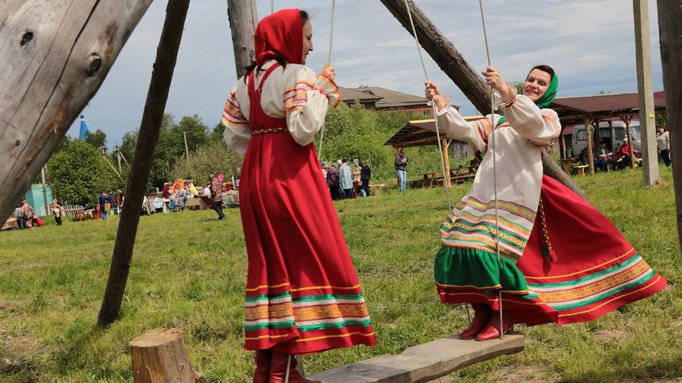 В Ярославской области 12 и 14 июня пройдут крупные фестивали. В Переславле 12 июня состоится X гастрономический фестиваль селедки «Царский посол» с мастер-классами по приготовлению рыбы. 14 июня в Ростове Великом пройдет фестиваль электронной музыки «Неро. Тайны древнего озера» с артистами из разных городов. В этот же день в селе Середа Даниловского округа организуют фольклорный праздник «Крошиха» с народными играми и песнями. Фото: Пресс-служба правительства Ярославской области Еще больше новостей — в Telegram-канале «Ъ-Ярославль»