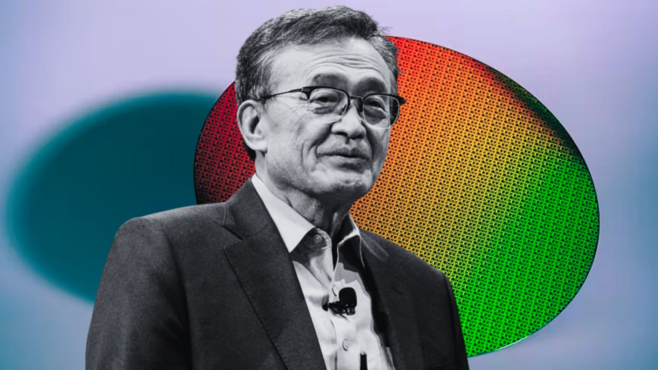 Когда то Intel была лидером а теперь её выручка от полупроводникового бизнеса в 1000 раз ниже чем у TSMC Согласно данным SemiAnalysis выручка полупроводникового подразделения Intel за 2025 год составит около 120 млн И это в 1000 раз меньше чем у TSMC При этом еще в 2023 году выручка составляла почти 1 млрд хотя это всё равно ужасно мало на фоне лидера Отчасти в этой ситуации виноват очень низкий спрос на техпроцесс 18A со стороны других компаний и задержки с выводом нового техпроцесса Мой Компьютер