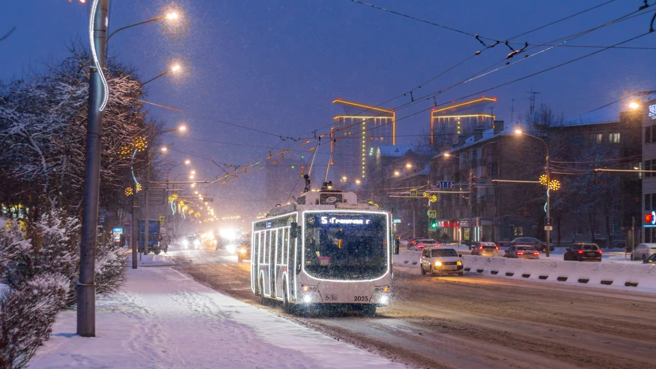Красноярск вошел в топ 10 городов России с лучшей транспортной системой Рейтинг представил эксперт Минтранса РФ Илья Зотов Мнение рейтинга основано на соответствии критериям качества составленных для городов Народный стандарт транспорта объяснил в своем телеграм канале эксперт По итогам оценивания без учета Москвы и Санкт Петербурга Красноярск стал девятым во всероссийском рейтинге и первым в СФО В тройке лучших Пермь Челябинск и Нижний Новгород А вот в списке худших оказался соседний Иркутск Он занял третье место в антирейтинге хуже транспортная система развита только в Иваново и Ульяновске Оставить обращение   Мы в MAX