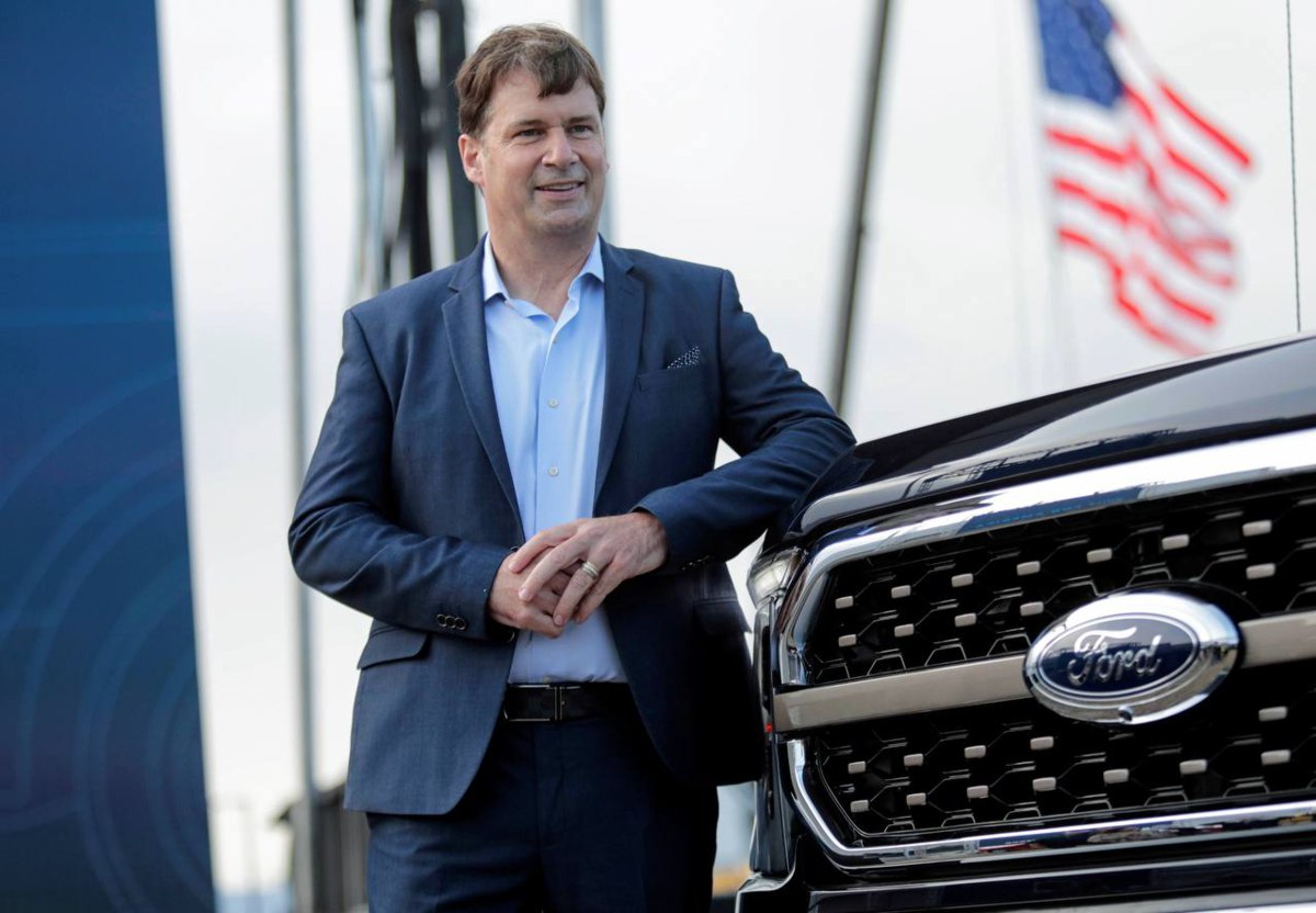 Гендиректор Ford Джим Фарли на лето устроил своего 17 летнего сына на работу сварщиком Глава американской компании отметил что сейчас наметилась тенденция которая несправедливо обесценивает труд синих воротничков и переоценивает выпускников университетов vc ru hr 2253346