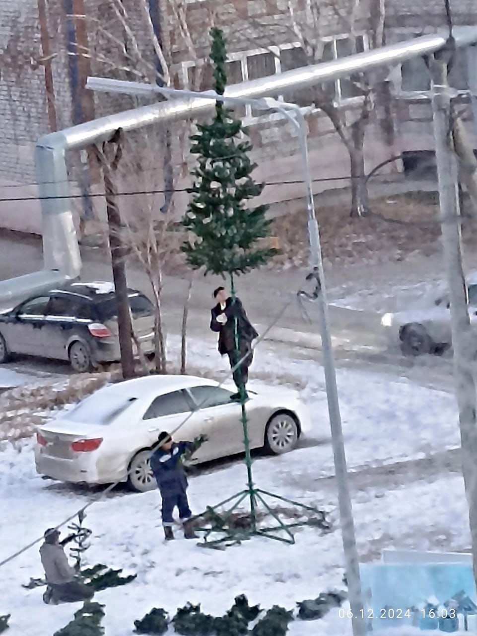 В Боровском установили новогоднюю елку, но… простояла она недолго.   : Столичный   Тюменский район