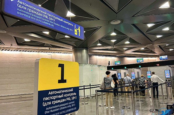 В аэропорту Внуково внедрена инновационная система паспортного контроля  В Международном аэропорту Внуково внедрена инновационная автоматизированная система паспортного контроля  АСПК «Сапсан». Ее возможности доступны совершеннолетним гражданам РФ – пассажирам международных рейсов с биометрическими заграничными паспортами  75 серия и выше . Об этом сообщает AVIA.RU со ссылкой на данные воздушной гавани.  Как отмечается в сообщении аэропорта Внуково в телеграм-канале, система значительно сокращает время проверки документов и ускоряет пред- и послеполетные процедуры. Также немаловажно, что автоматизированные кабины помогут снизить нагрузку на сотрудников пограничной службы в «горячий» сезон.  aviaru.net/n285751