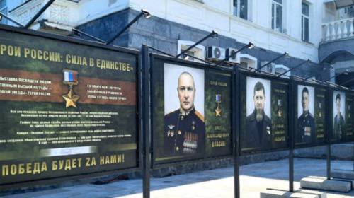 В Севастополе снова выставили портрет Кадырова среди убитых на войне   На выставке в оккупированном Севастополе среди портретов жертв кремлёвской мобилизации вновь появился портрет Рамзана Кадырова.   Жители уже дважды снимали его изображение, возмущённые тем, что ставленника Кремля ставят рядом с загубленными на войне людьми. Власти каждый раз возвращали портрет обратно — теперь он под охраной.   В соцсетях — сотни комментариев: «Он что, окопы штурмовал?», «Почему он рядом с теми, кто реально погиб?»