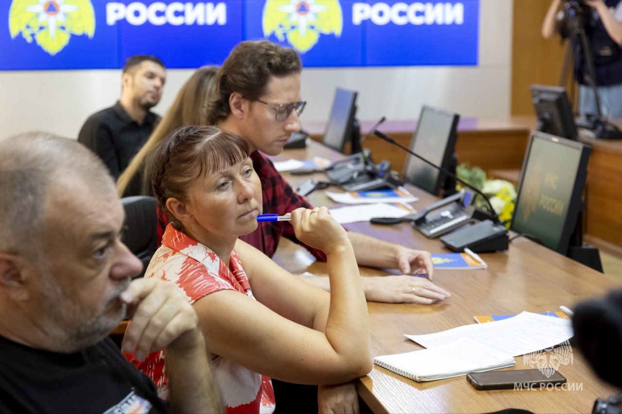 Глава регионального МЧС Валерий Синьков обсудил с нижегородскими журналистами оперативную обстановку в Нижегородской области Пресс-конференция состоялась в Главном управлении МЧС России по Нижегородской области. В своём выступлении Валерий Синьков рассказал об обстановке с пожарами на территории Нижегородской области с начала текущего года. Всего с начала года на территории региона произошло 2405 пожаров, на которых погибли 103 человека, в том числе 4 ребенка. Пострадали 102 человека, в том числе 5 детей. Спасены 289 человек, в том числе 50 детей, эвакуированы 4362 человека, в том числе 990 детей. В рамках выступления Валерий Синьков подчеркнул необходимость соблюдения правил безопасного поведения, а также о необходимости установки в жилье автономных пожарных извещателей, благодаря которым уже удалось спасти жизни 45 человек, в том числе 15 детей. Особо глава ведомства отметил, что к гражданам, которые не выполняют требования Правил противопожарного режима и при этом отказались от безвозмездной установки в жилье пожарного извещателя, будут применяться меры административно-правового характера. В отношении таких безответственных граждан планируется применять штрафные санкции, предусмотренные КоАП РФ от 5 до 15 тыс. руб. . Отдельный блок касался ситуации с безопасностью людей на водных объектах. С начала года на водоемах Нижегородской области произошло 76 происшествий, на которых погибли 56 человек, в том числе 4 ребенка. Спасены 43 человека, в том числе 6 детей. "Решающим фактором, который продолжает оказывать существенное влияние на обстановку с гибелью людей на водных объектах, является купание в необорудованных для этого местах, в том числе в состоянии алкогольного опьянения. И конечно, необходим контроль за детьми со стороны взрослых", - отметил Валерий Синьков. MAX