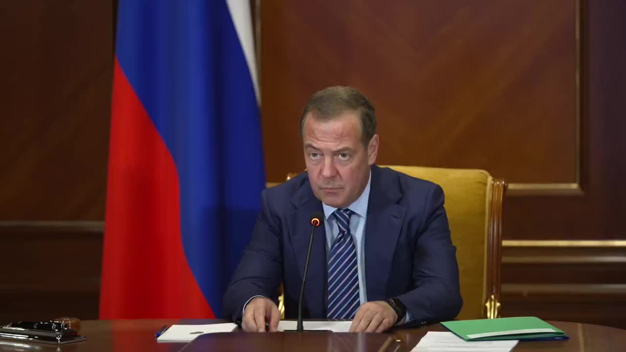 Медведев: недружественные страны могут заносить в Россию опасные виды растений