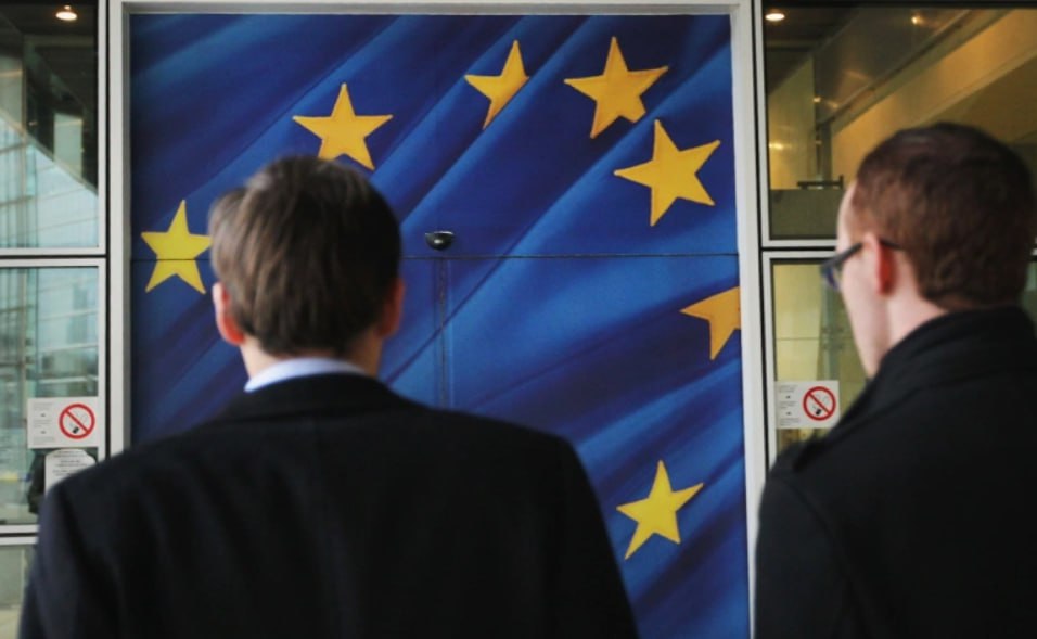 Европа согласилась на возврат России в G8 по окончании конфликта на Украине сообщает Reuters со ссылкой на европейский план урегулирования украинского кризиса Этот план из 28 пунктов как пишет агентство разработали Великобритания Франция и Германия на основе американского До этого один из планов ЕС опубликовала газета The Telegraph в нем 24 пункта Согласно плану которым поделился Reuters Россия будет постепенно реинтегрироваться в мировую экономику Россию снова пригласят в Большую восьмерку говорится в одном из положений 13 го пункта плана Кроме этого в отношении России будут постепенно смягчать санкции при этом каждый конкретный случай будет обсуждаться и согласовываться поэтапно Фото Sean Gallup Getty Images РБК в Telegram и MAX